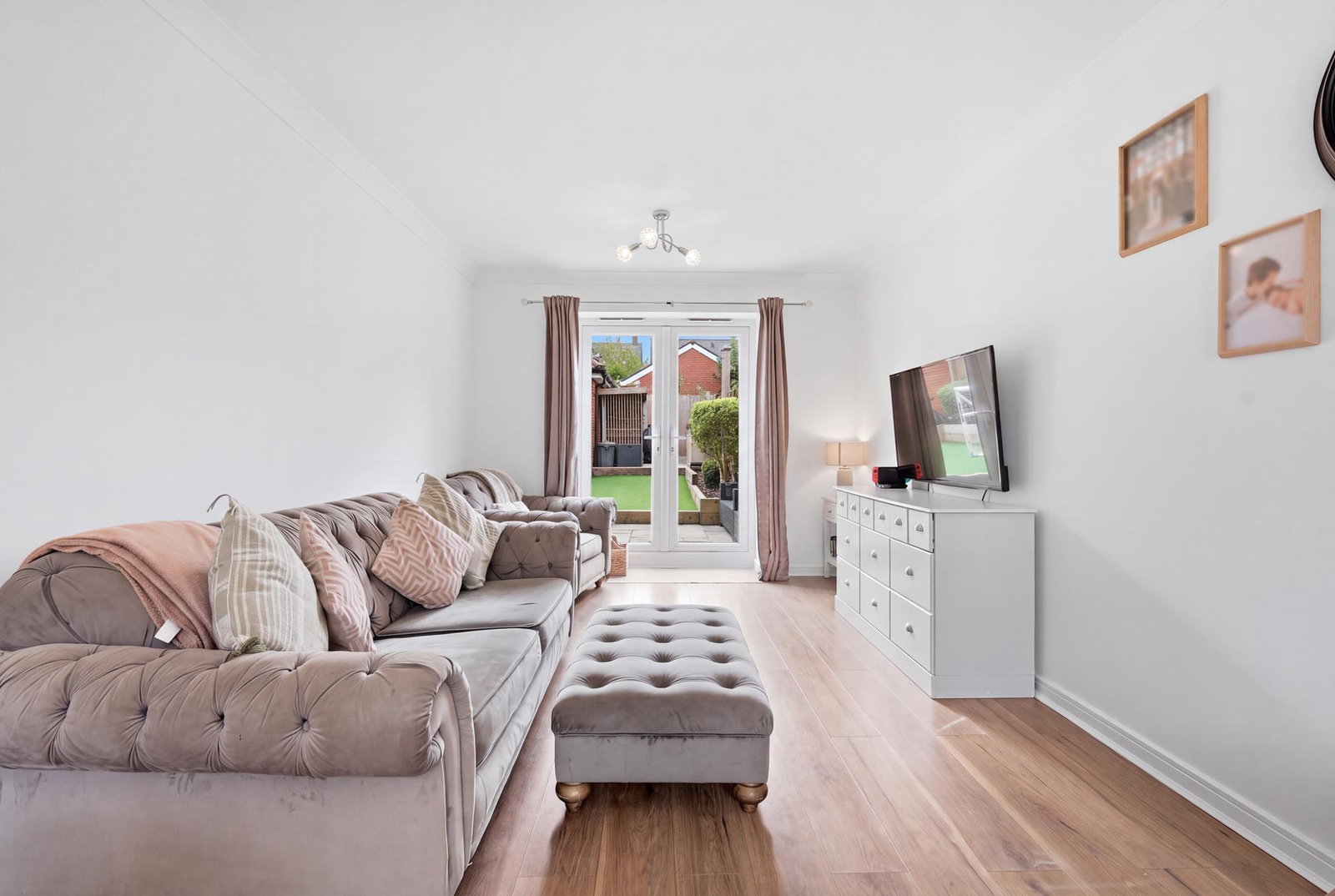 Terraced House for sale in Basildon, Warwick Crescent, Dunton Fields, Basildon, SS15, 991 m²