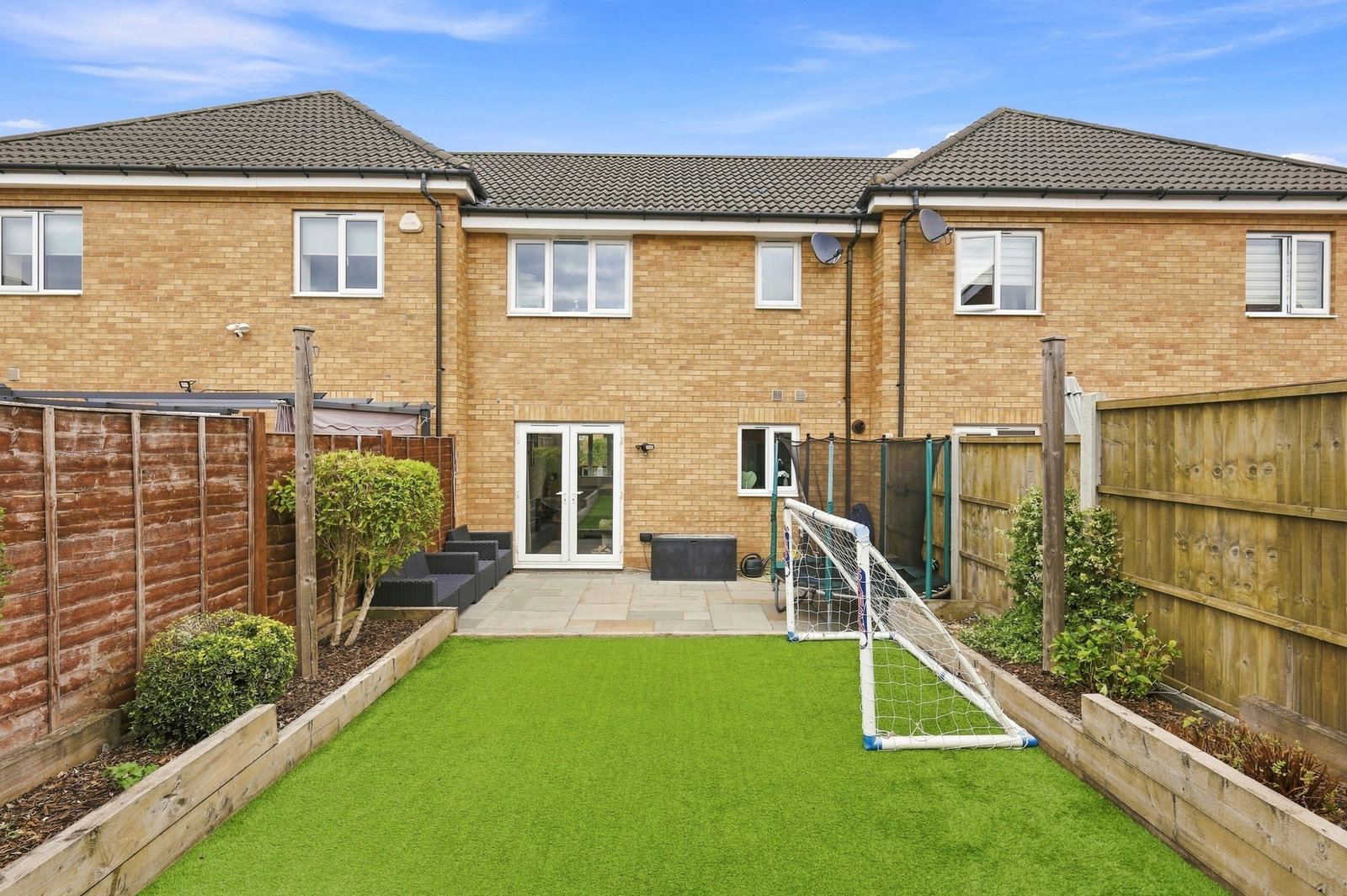 Terraced House for sale in Basildon, Warwick Crescent, Dunton Fields, Basildon, SS15, 991 m²