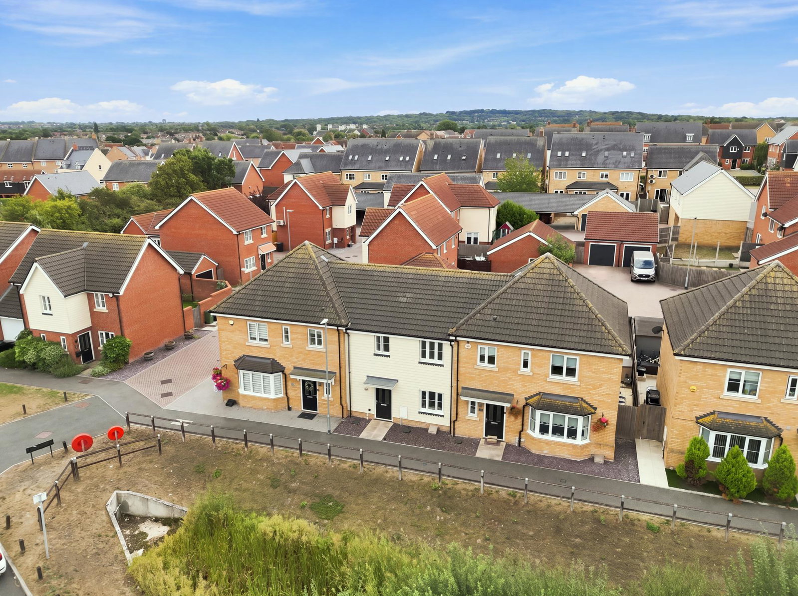 Terraced House for sale in Basildon, Warwick Crescent, Dunton Fields, Basildon, SS15, 991 m²