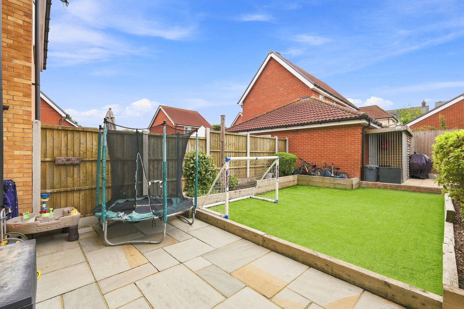 Terraced House for sale in Basildon, Warwick Crescent, Dunton Fields, Basildon, SS15, 991 m²