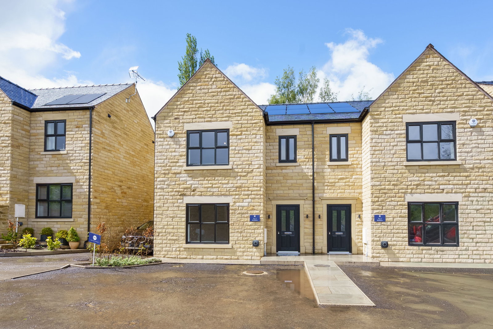 Semi Detached House in Glossop