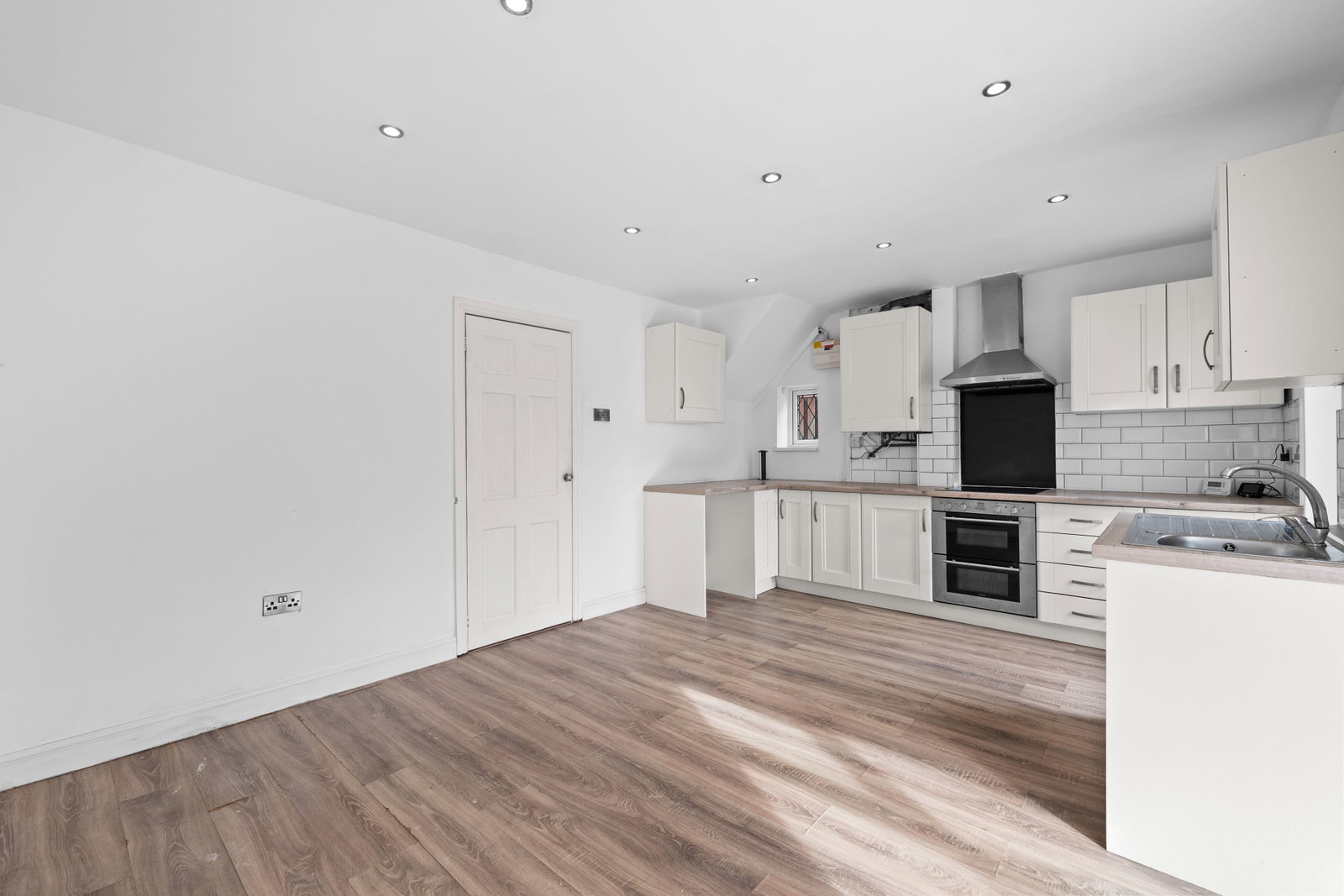 Semi Detached House for sale in Barnsley, Ardsley Road, Worsbrough, S70 4RJ