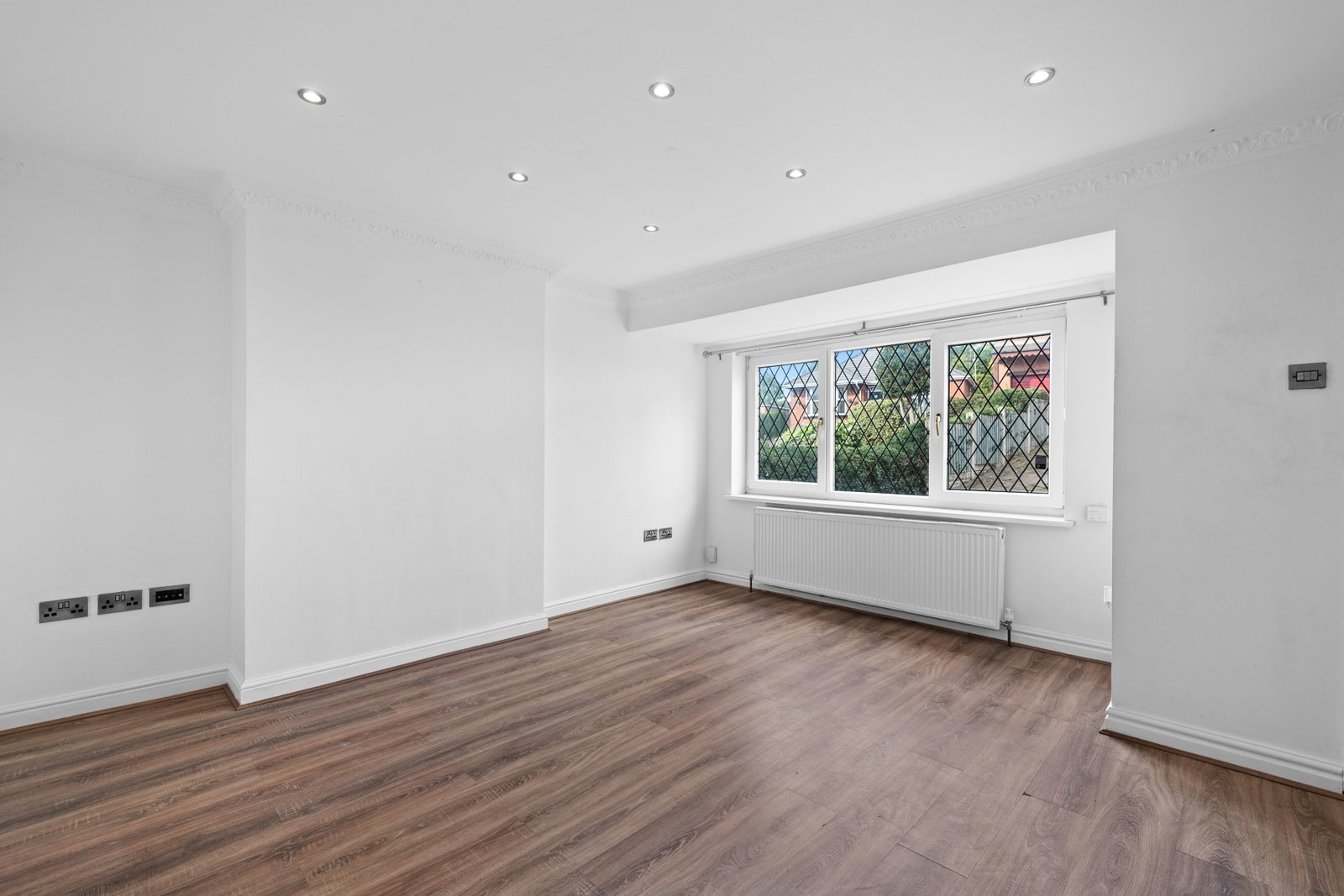 Semi Detached House for sale in Barnsley, Ardsley Road, Worsbrough, S70 4RJ