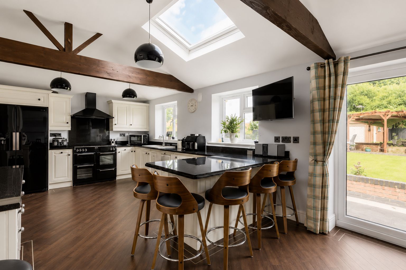 Semi Detached House for sale in York, Strensall Road, Old Earswick, York, YO32 9SW, 2111 m²