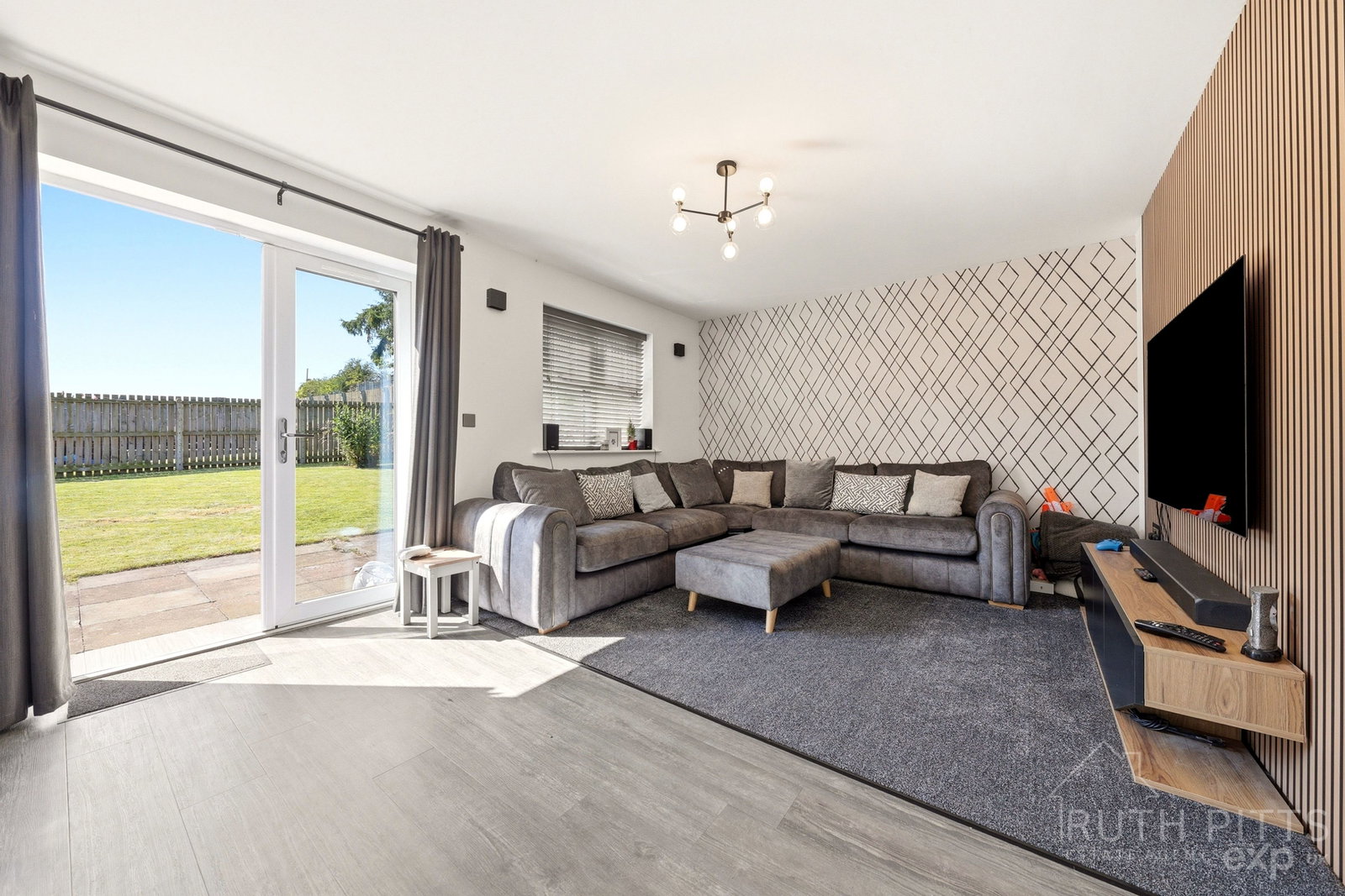 Detached House in  Barnsley,