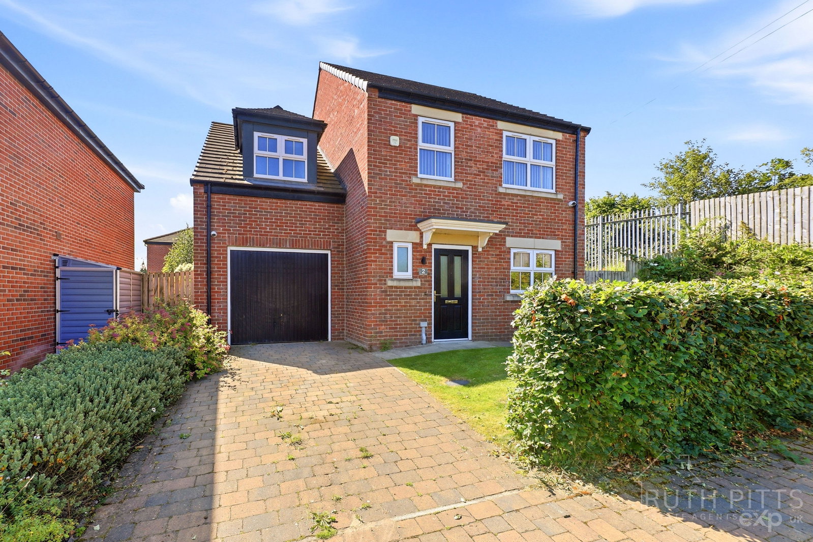 Detached House in  Barnsley,