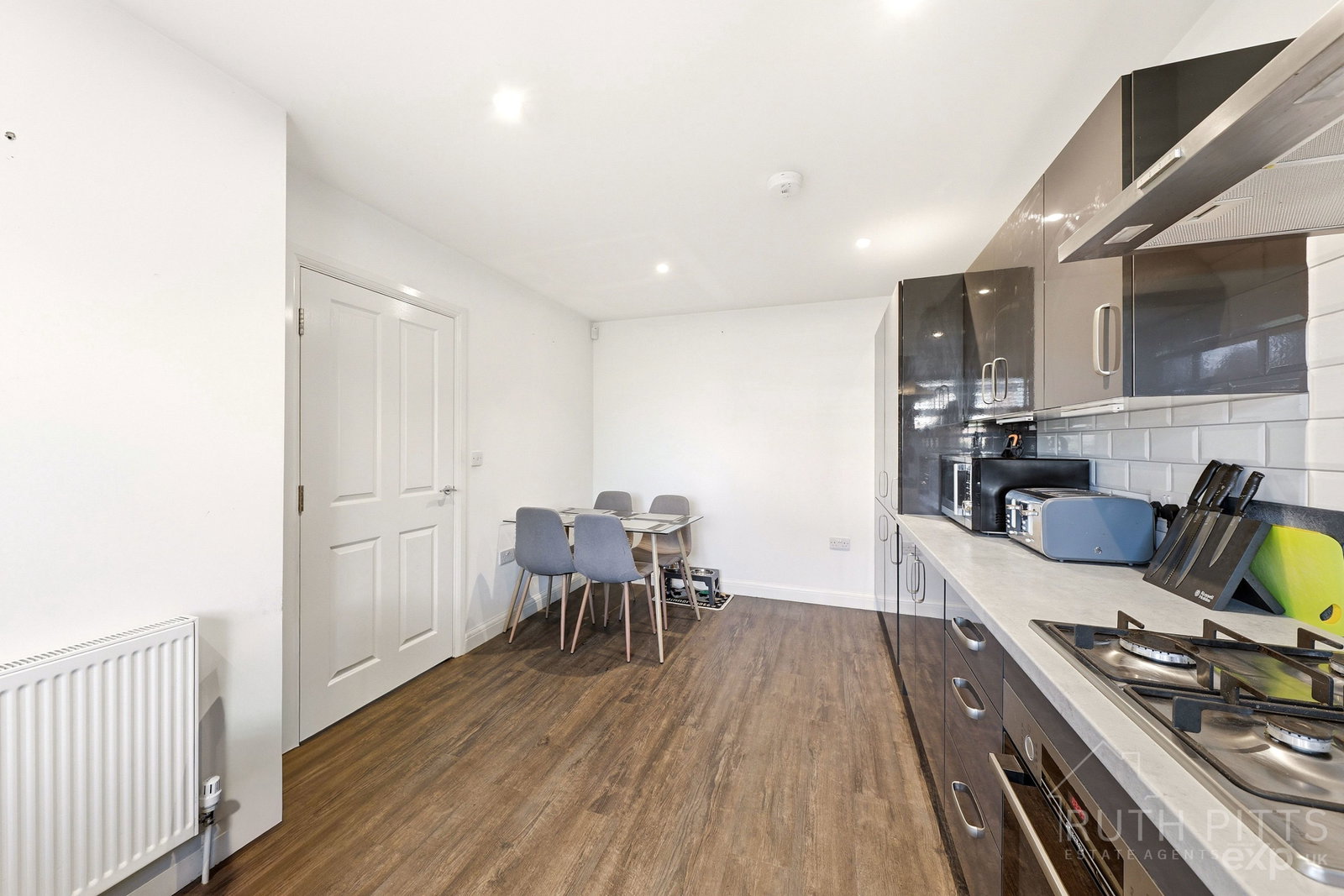 Detached House in  Barnsley,