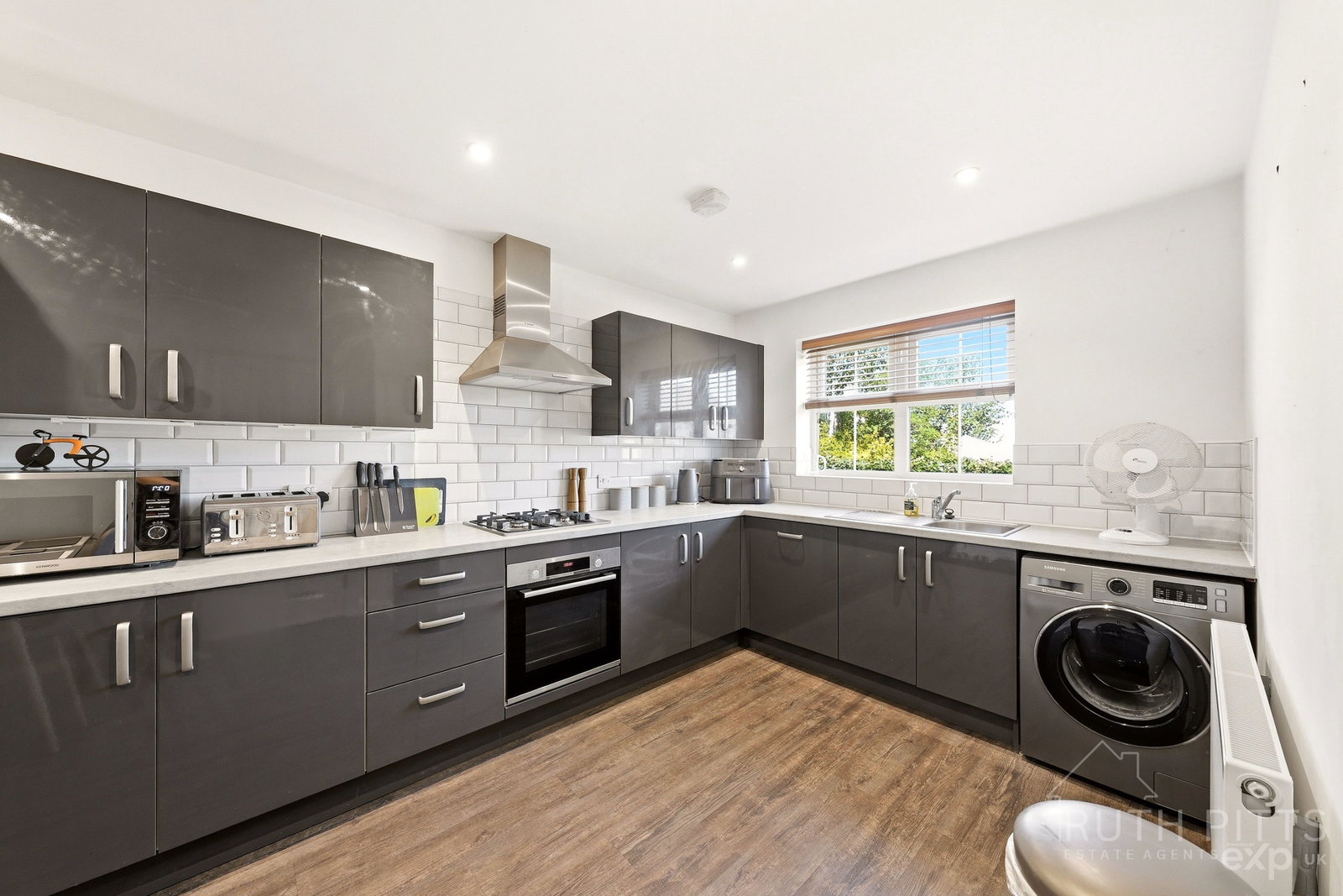 Detached House in  Barnsley,