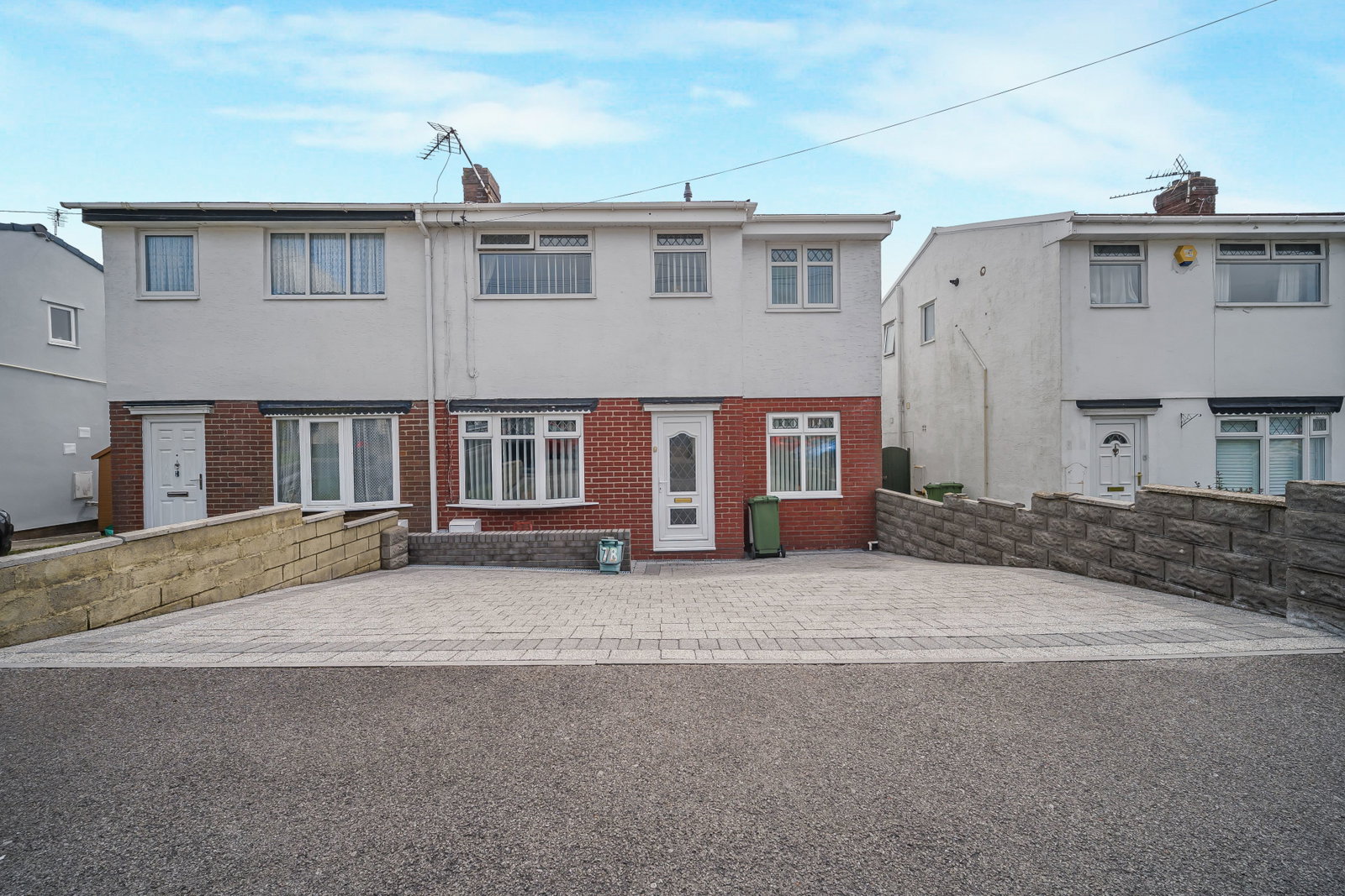 Semi Detached House in Pontyclun