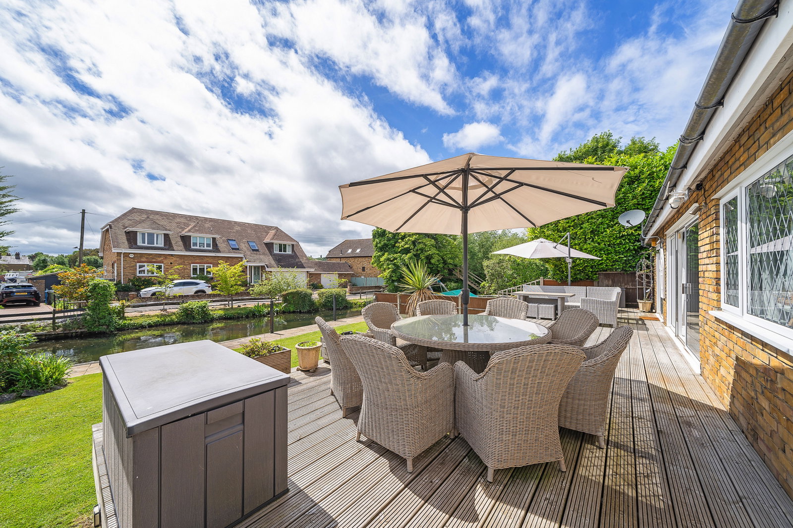 Detached House in Staines-upon-thames