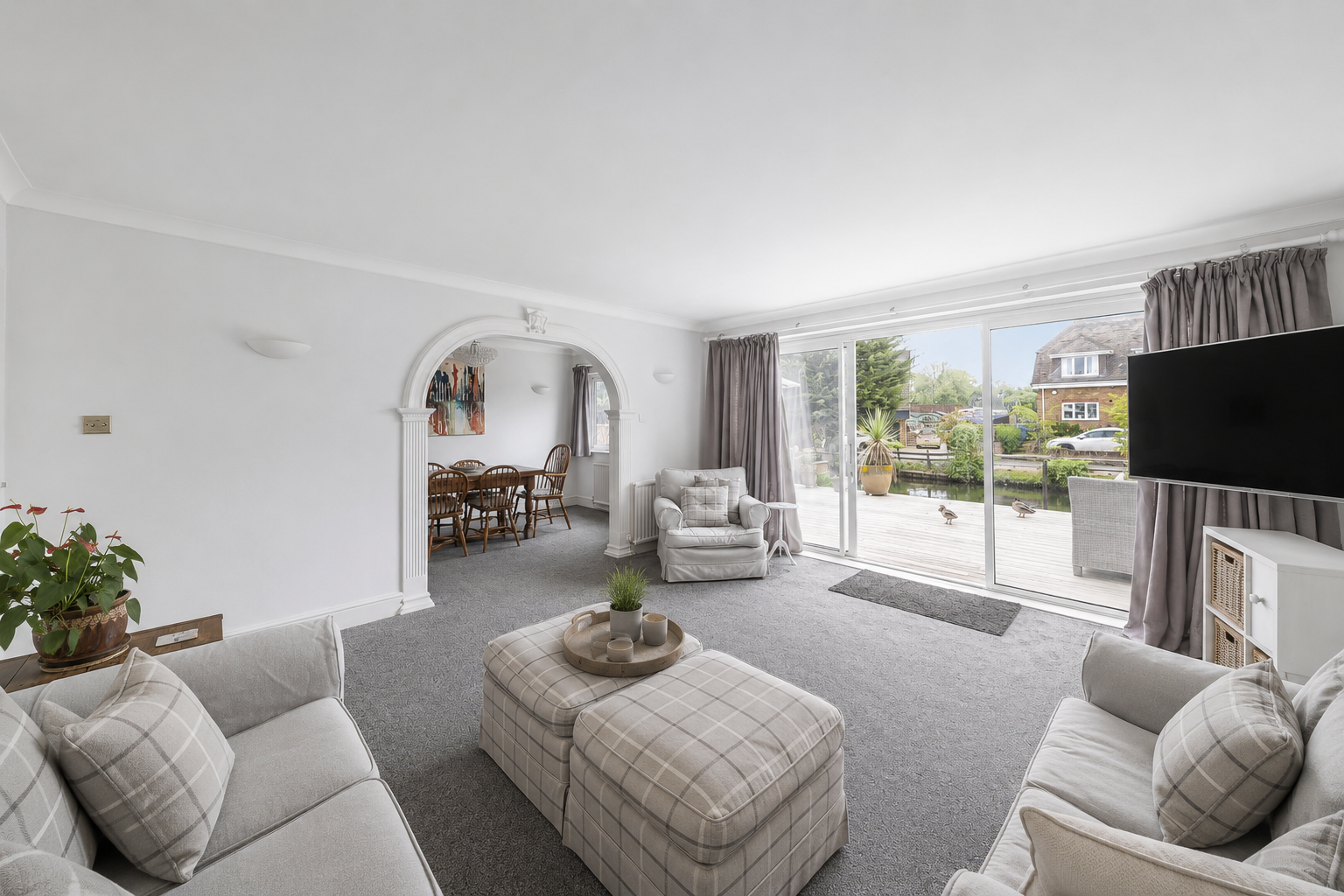 Detached House in Staines-upon-thames