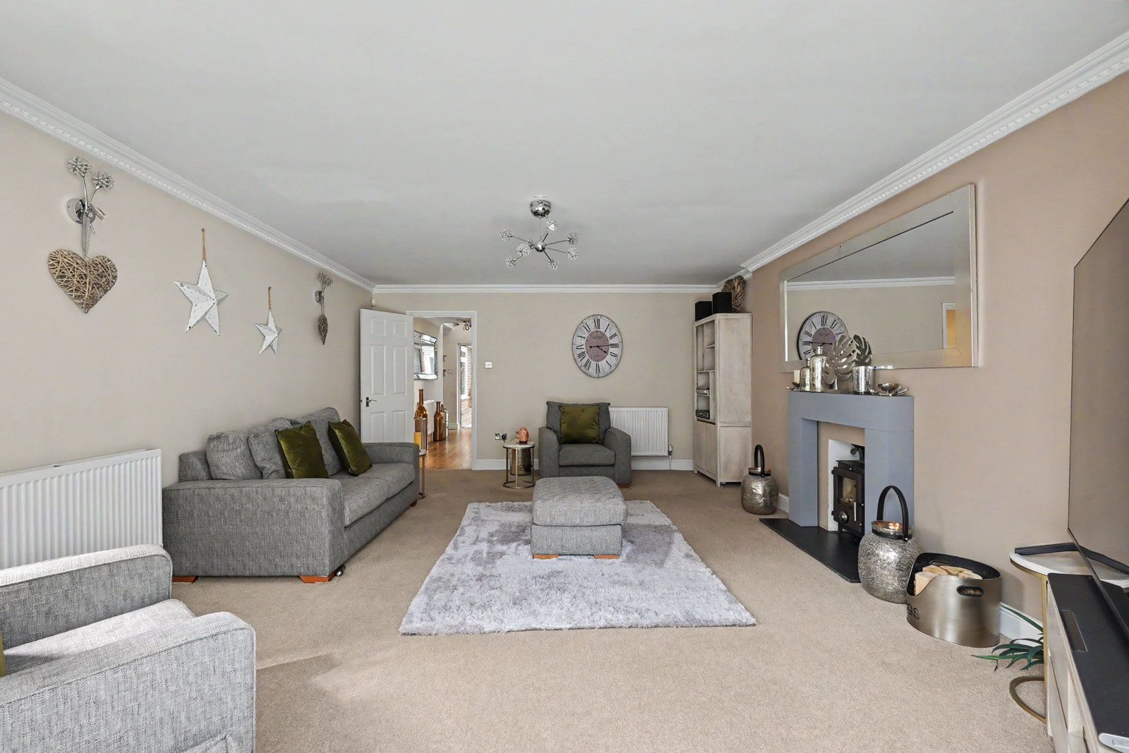 Detached House for sale in Chatham, Robin Hood Lane, Blue Bell Hill, Chatham, ME5 9QU, 2350 m²