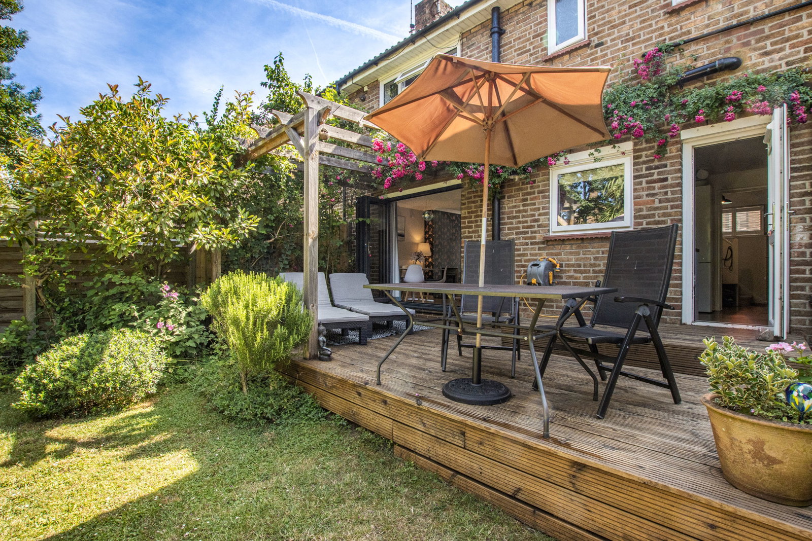 End Of Terrace House for sale in London, Moat Crescent, London N3