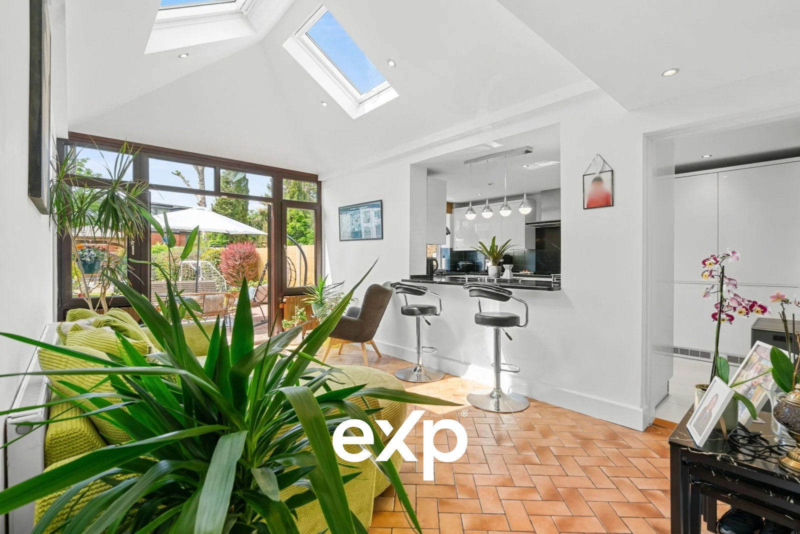 Semi Detached House for sale in Feltham, New Road, Bedfont - TW14, 1665 m²