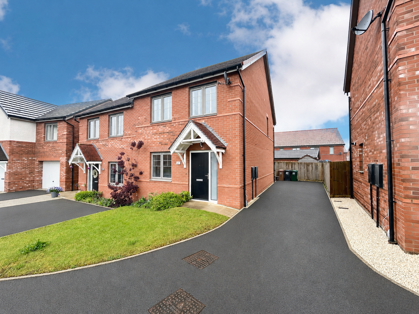 Semi Detached House for sale in Swadlincote, Moonstone Way, Newhall, Swadlincote, Derbyshire, DE11 0WZ