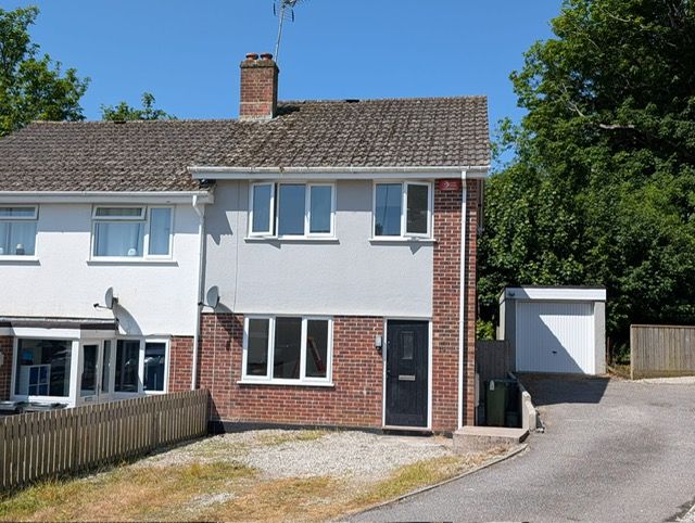 Semi Detached House in Par
