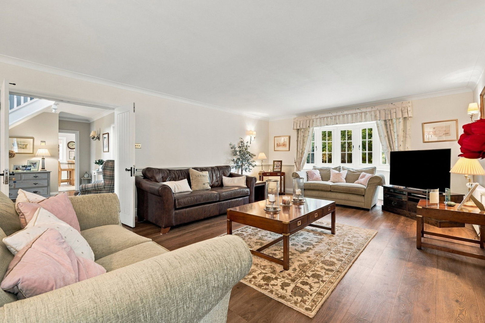 Detached House for sale in Billericay, Norsey Road, Billericay, CM11, 3353 m²