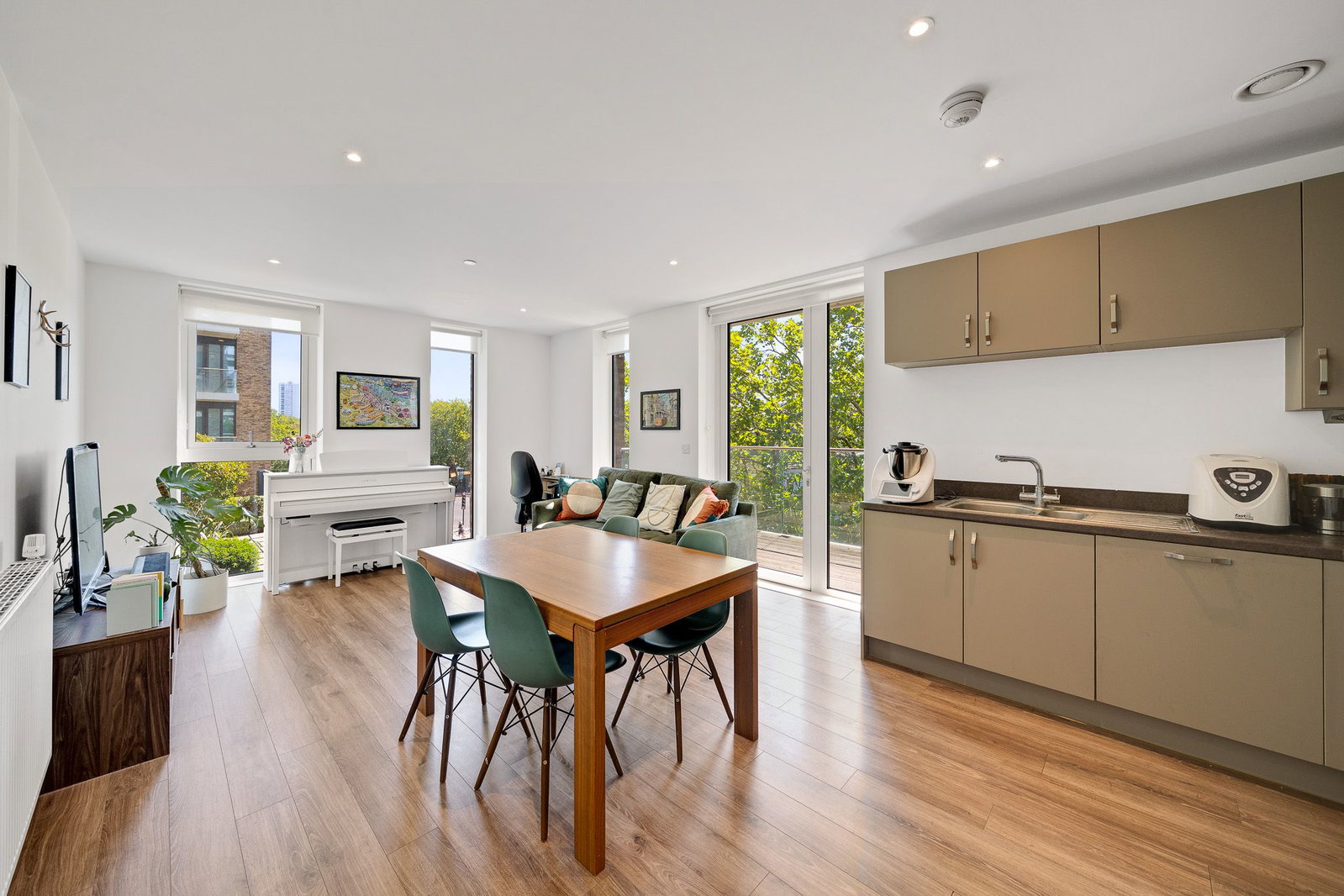 Apartment for sale in London, Drummond House, 11 Victory Parade, Woolwich SE18 6FW, 711 m²