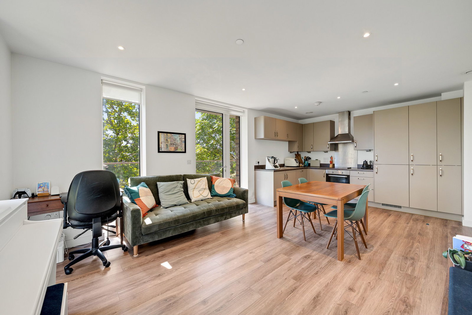 Apartment for sale in London, Drummond House, 11 Victory Parade, Woolwich SE18 6FW, 711 m²