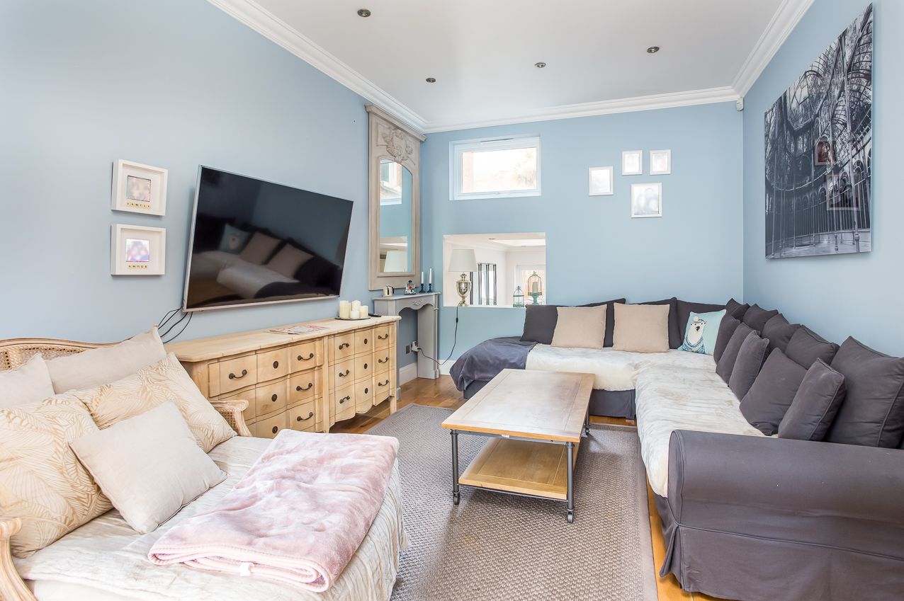 Terraced House for sale in London, Hillfield Road, West Hampstead, London, NW6, 2670 m²