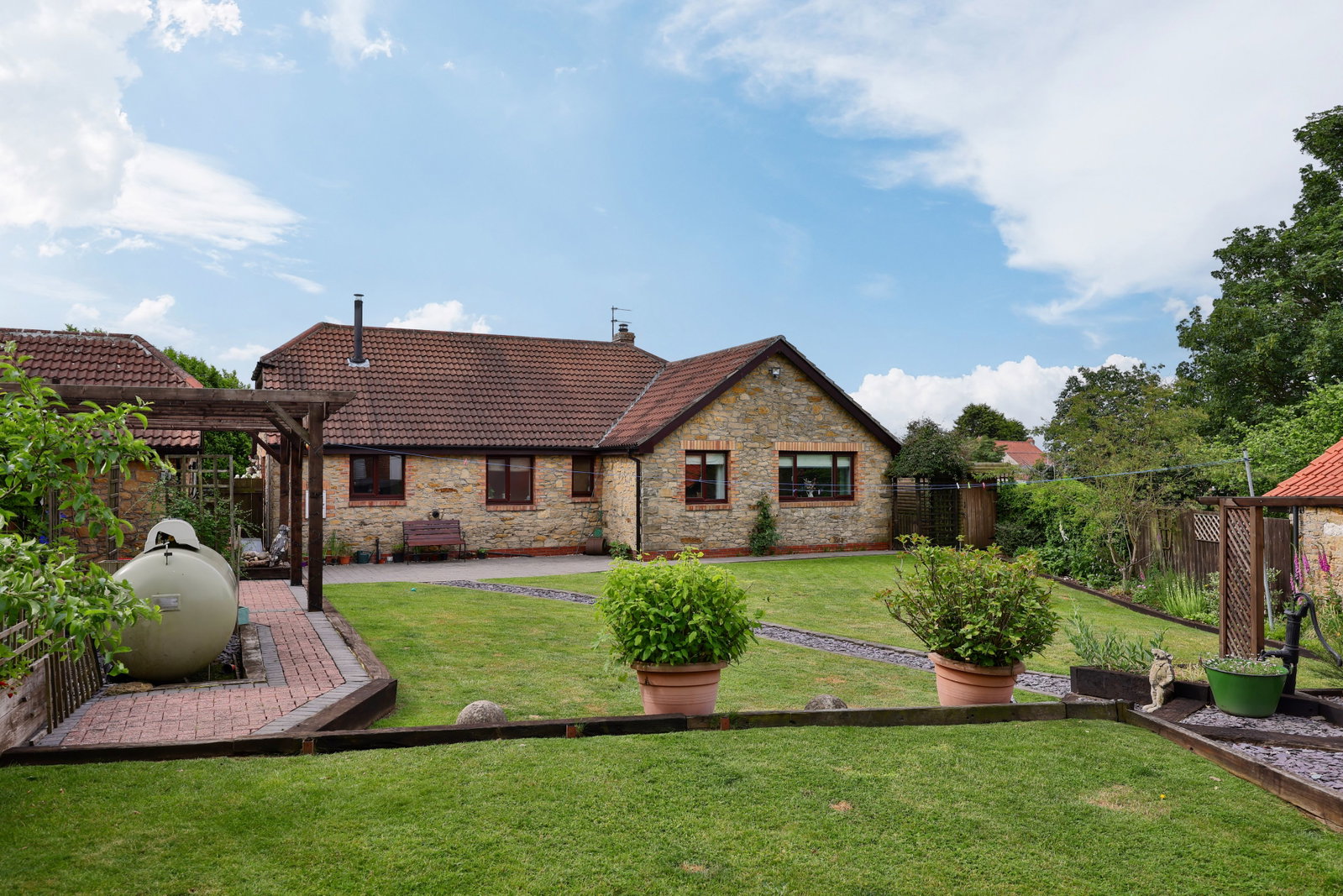 Bungalow in York 3