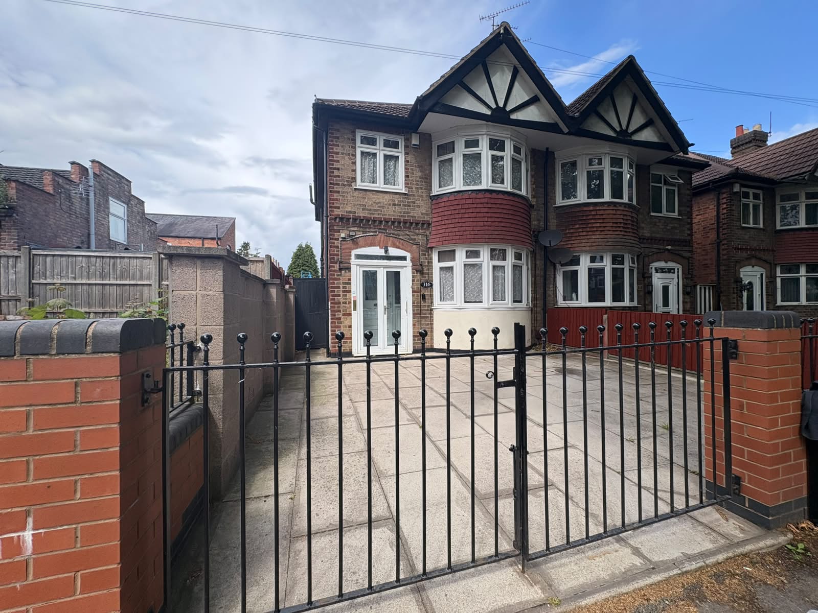Semi Detached House in Leicester