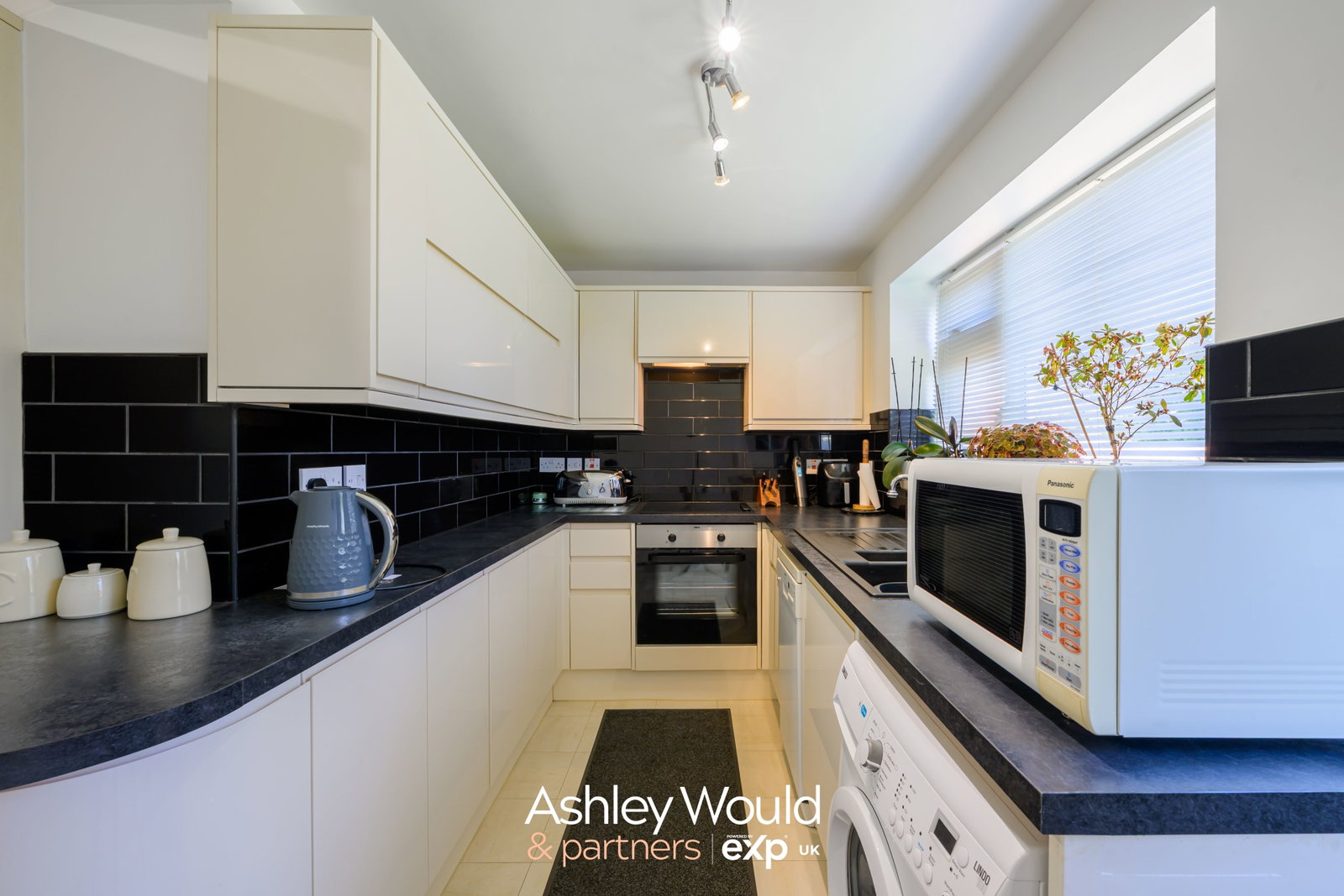 Semi Detached House for sale in Rowley Regis, Fairbourne Avenue, Rowley Regis, B65 9JR