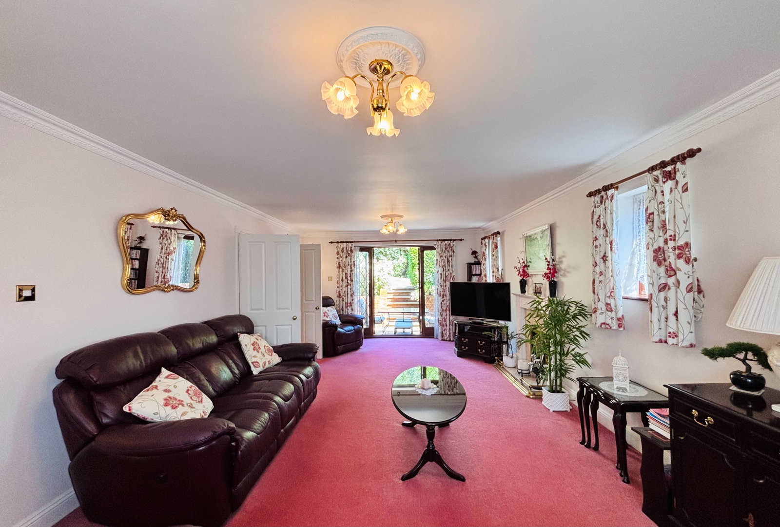 Detached House in Ashford