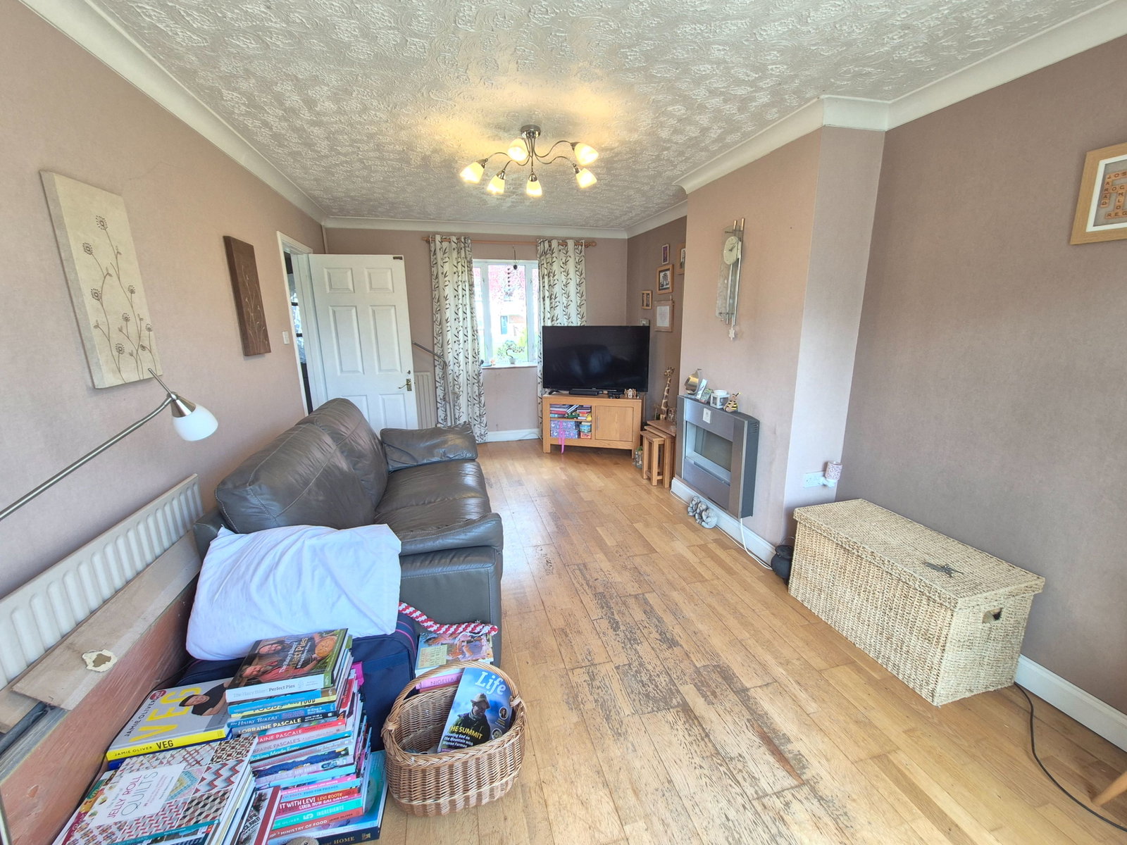 Semi Detached House for sale in Dunstable, Drovers Way, Dunstable, LU6 1AL