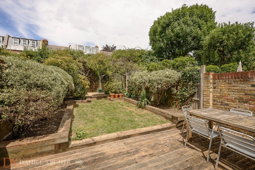 Terraced House for sale in London, Kenwyn Road, West Wimbledon, SW20, 1475 m²