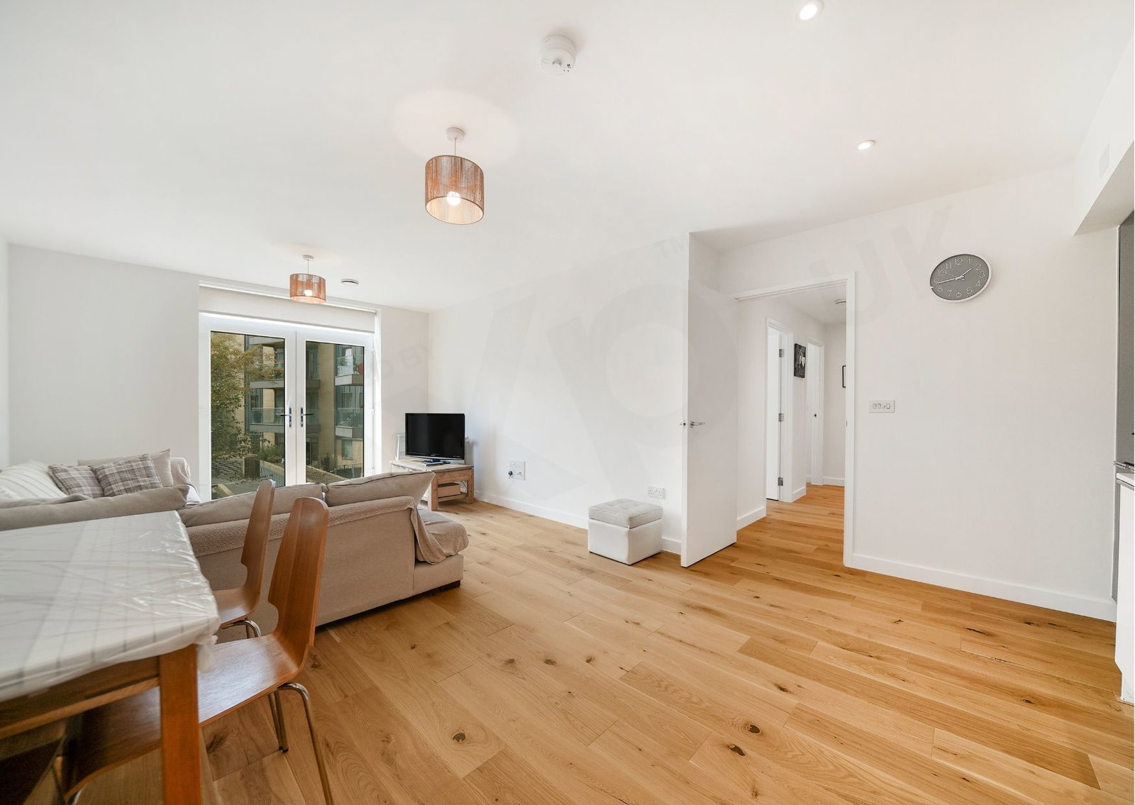 Flat for sale in London, Park Royal, North West London, NW10 7FR, 766 m²