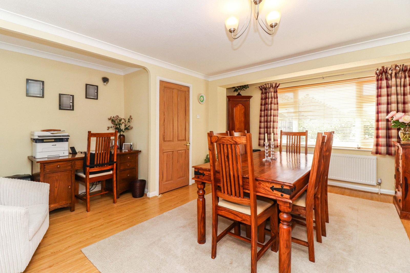 Semi Detached House for sale in Chesham, Meadow Close, Chesham, Buckinghamshire, HP5 2LZ, 1781 m²