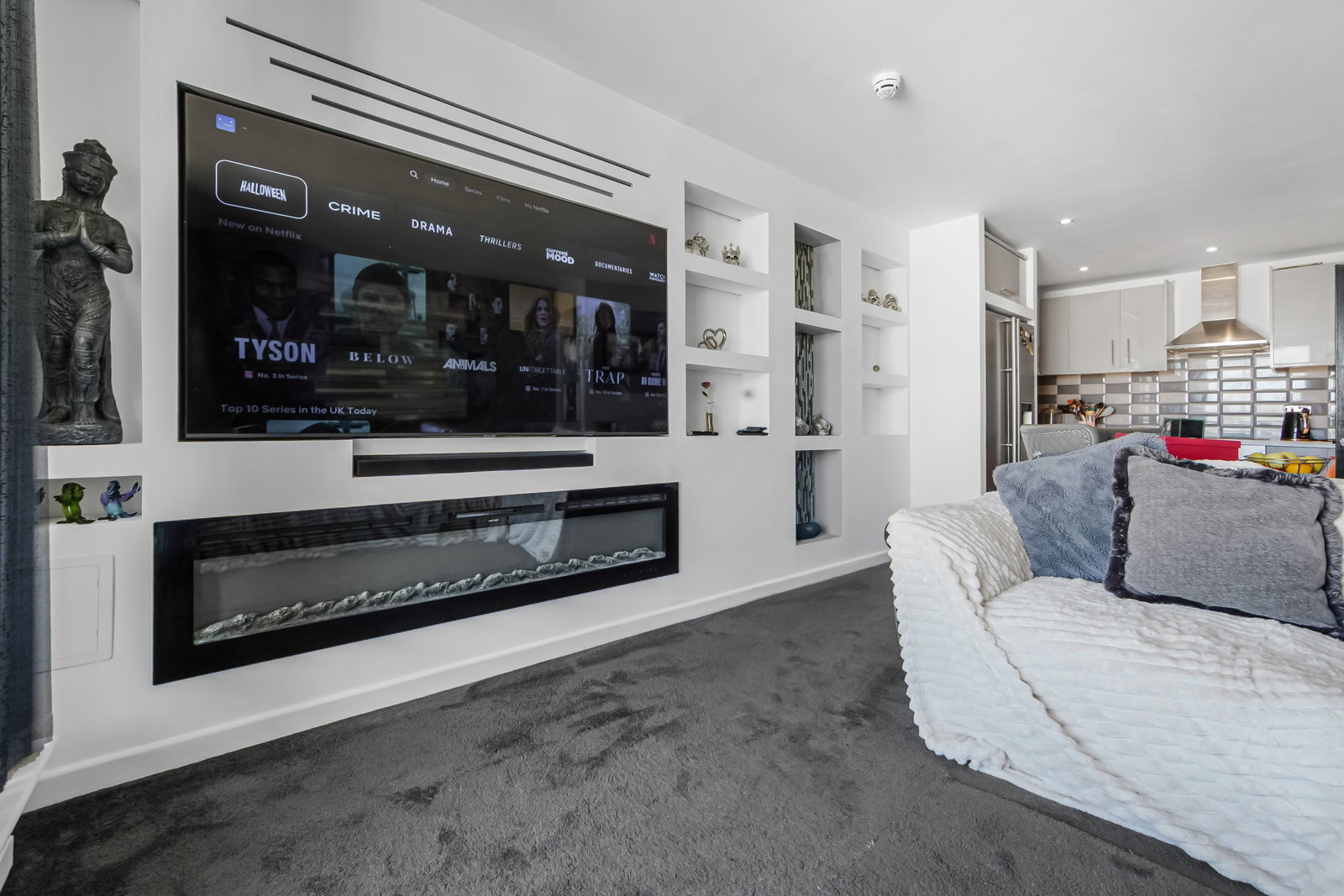Flat for sale in Romford, Mercury Gardens, Romford, RM1 3HS, 753 m²