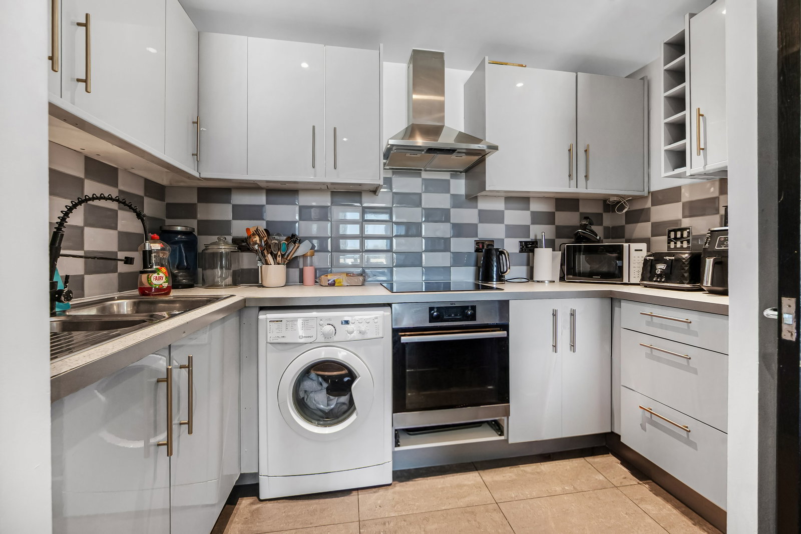 Flat for sale in Romford, Mercury Gardens, Romford, RM1 3HS, 753 m²