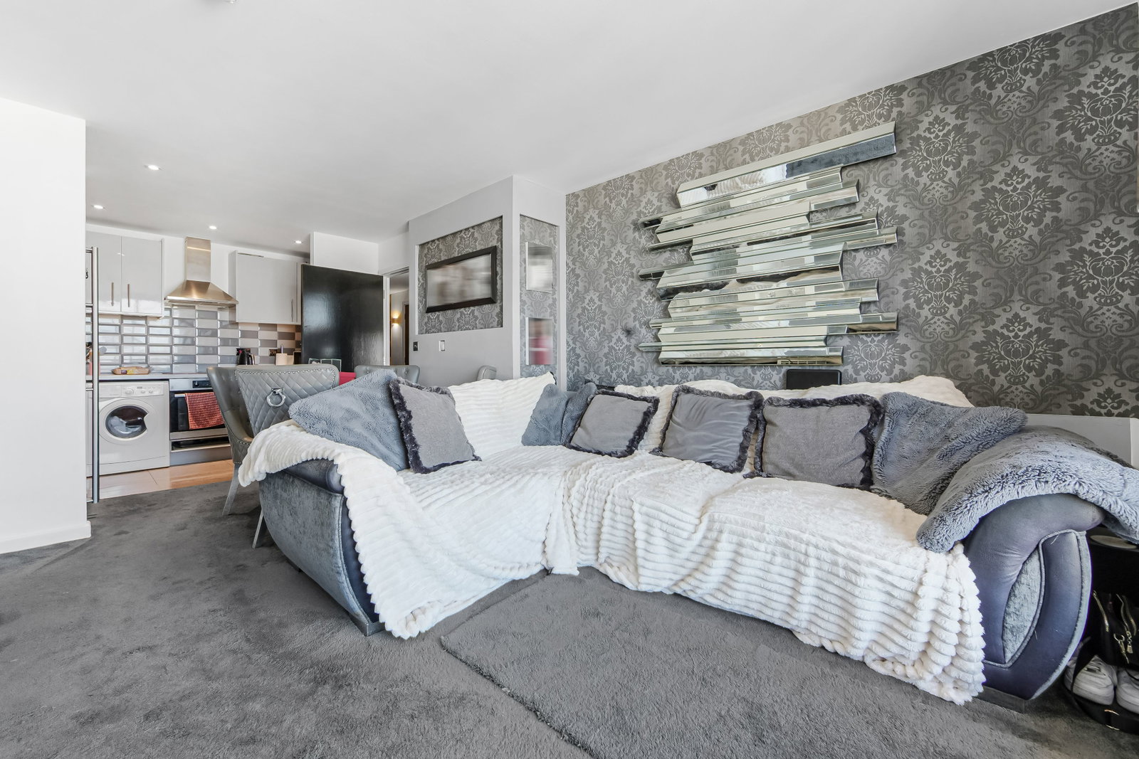 Flat for sale in Romford, Mercury Gardens, Romford, RM1 3HS, 753 m²