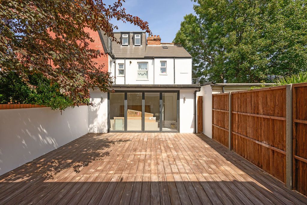 Ground Floor Flat in London 2