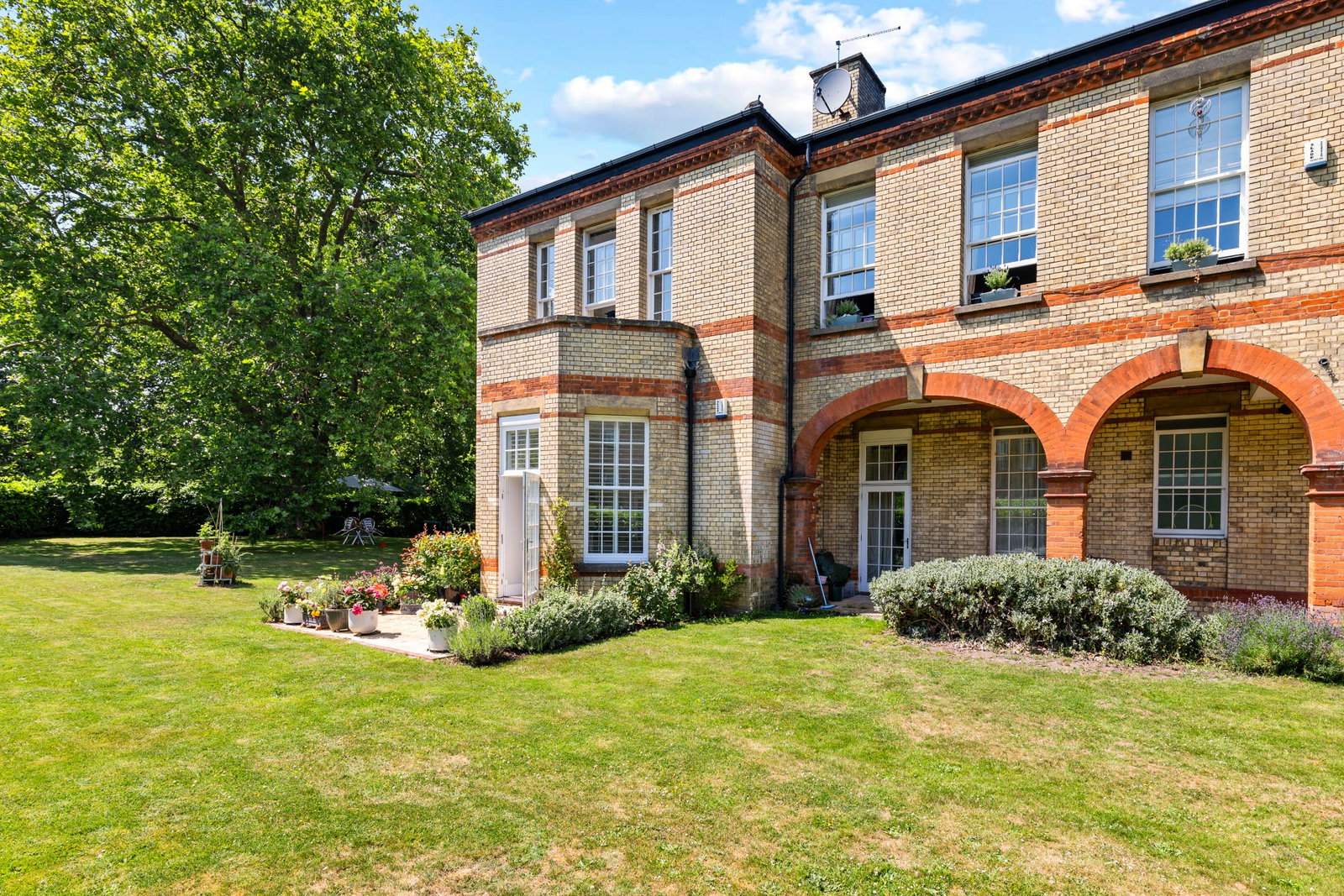 Flat for sale in Epsom, Eastman Way, Epsom, KT19 8DF, 835 m²