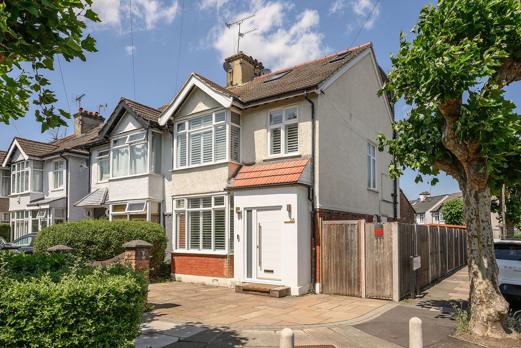 Semi Detached House in London