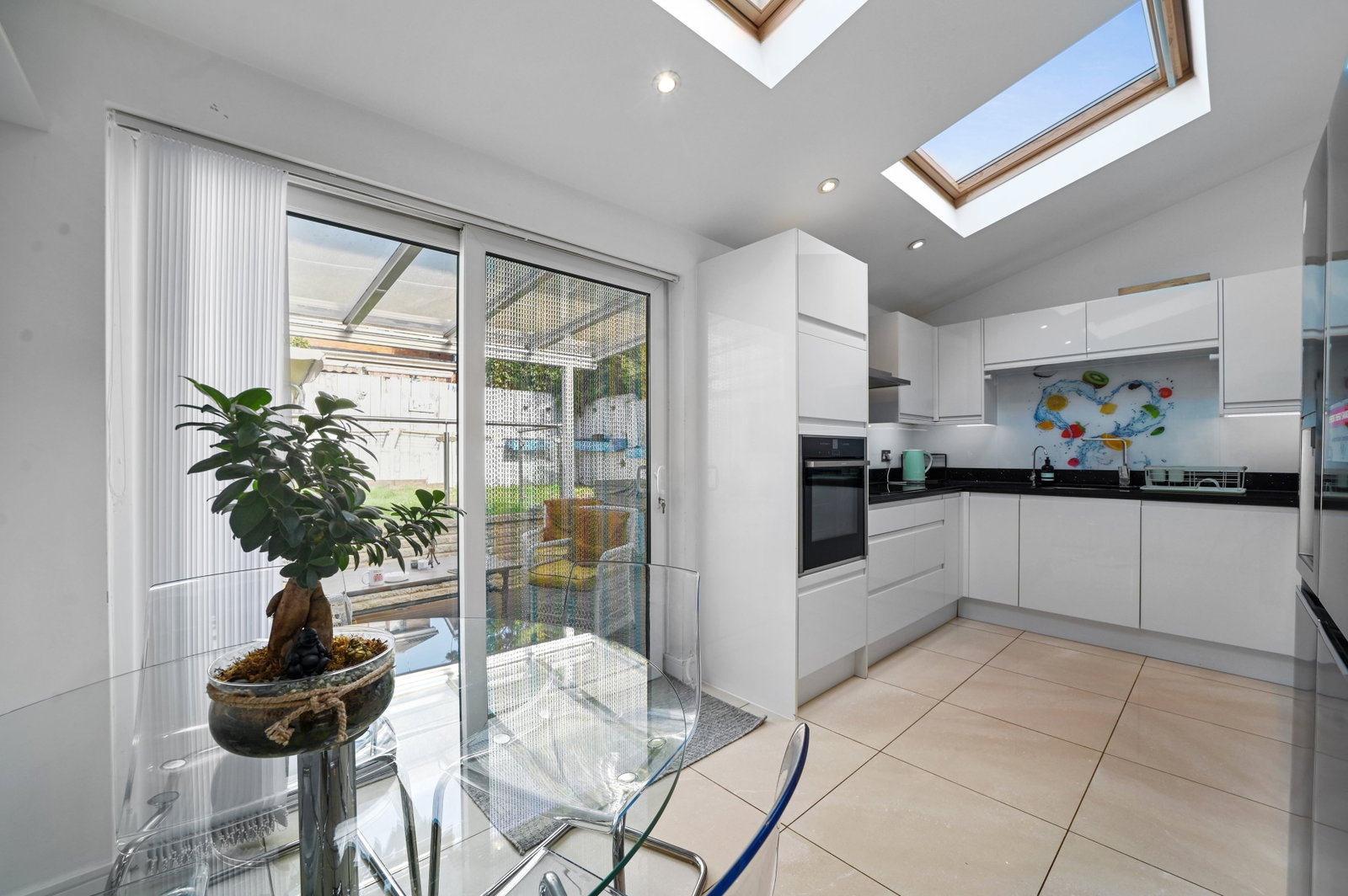 Semi Detached House for sale in Chigwell, High Meadows, Chigwell, IG7, 1162 m²