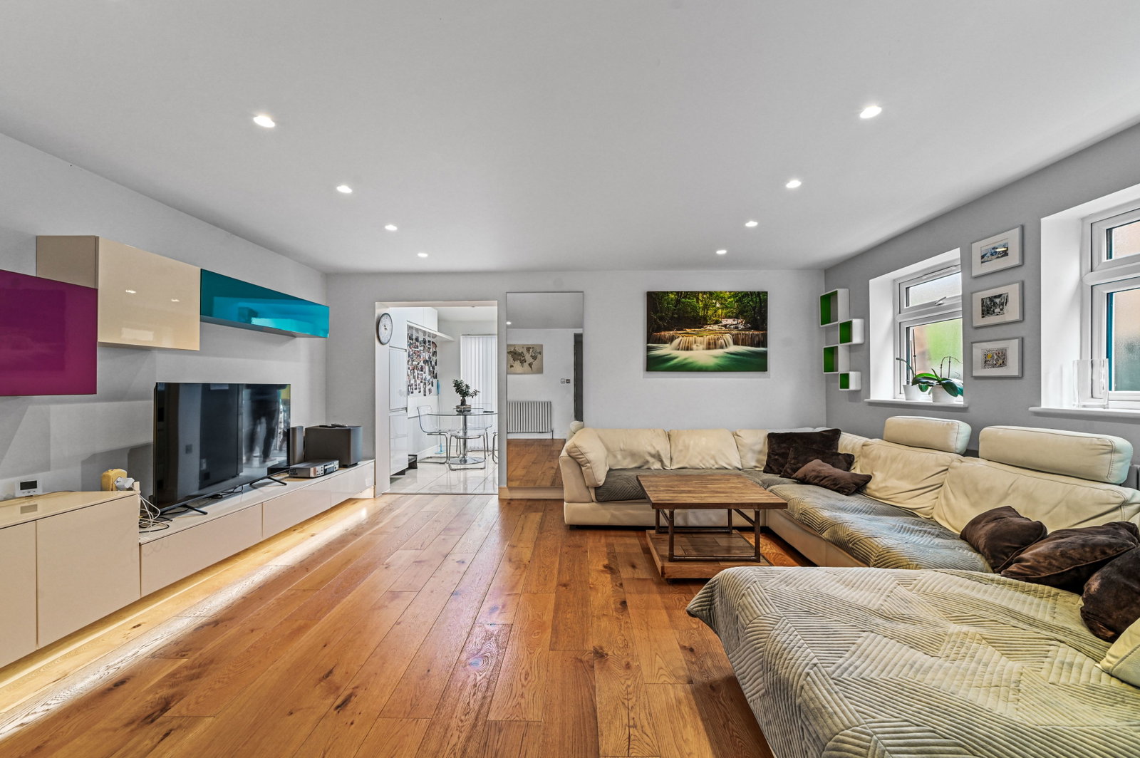 Semi Detached House for sale in Chigwell, High Meadows, Chigwell, IG7, 1162 m²