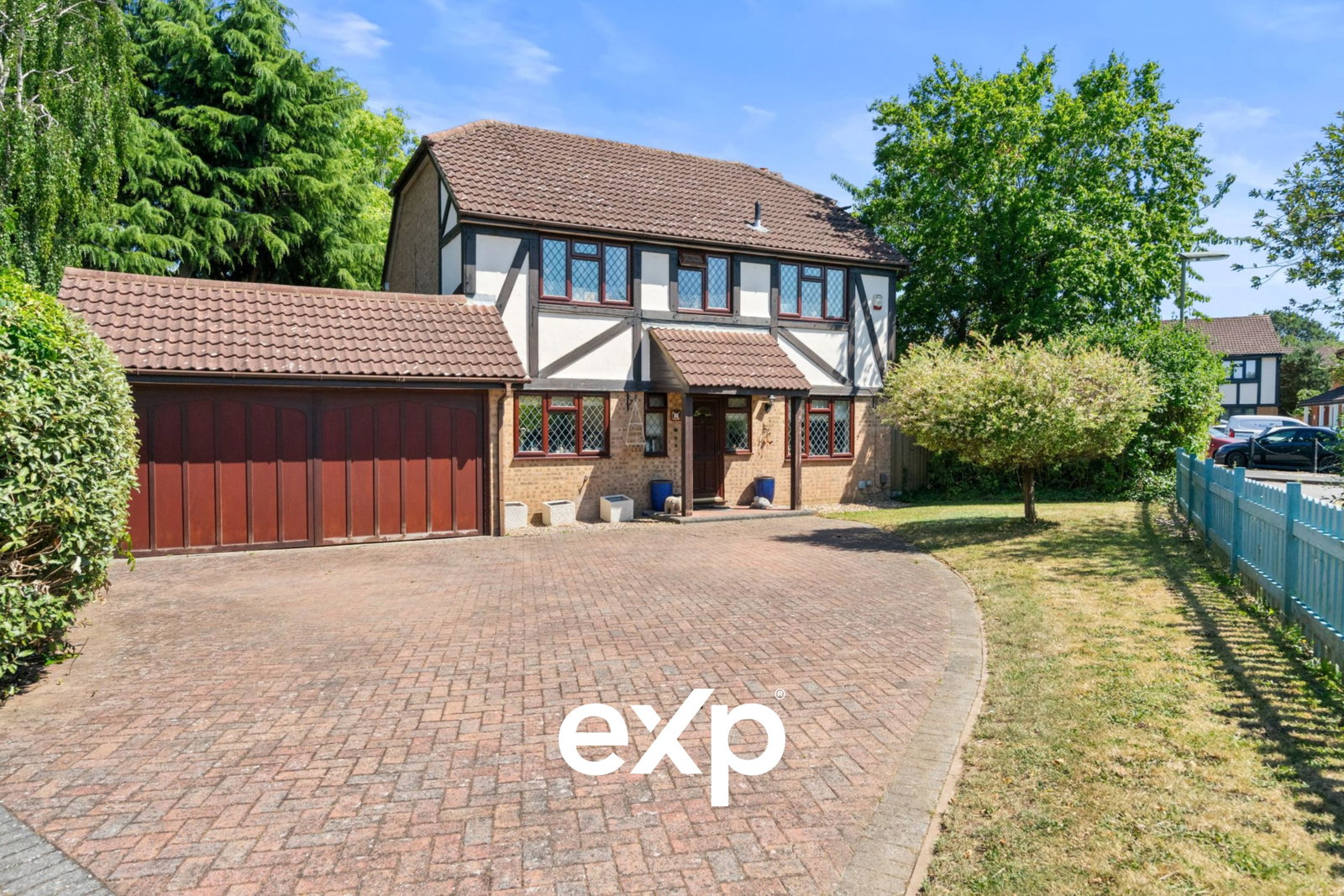 Detached House in Egham