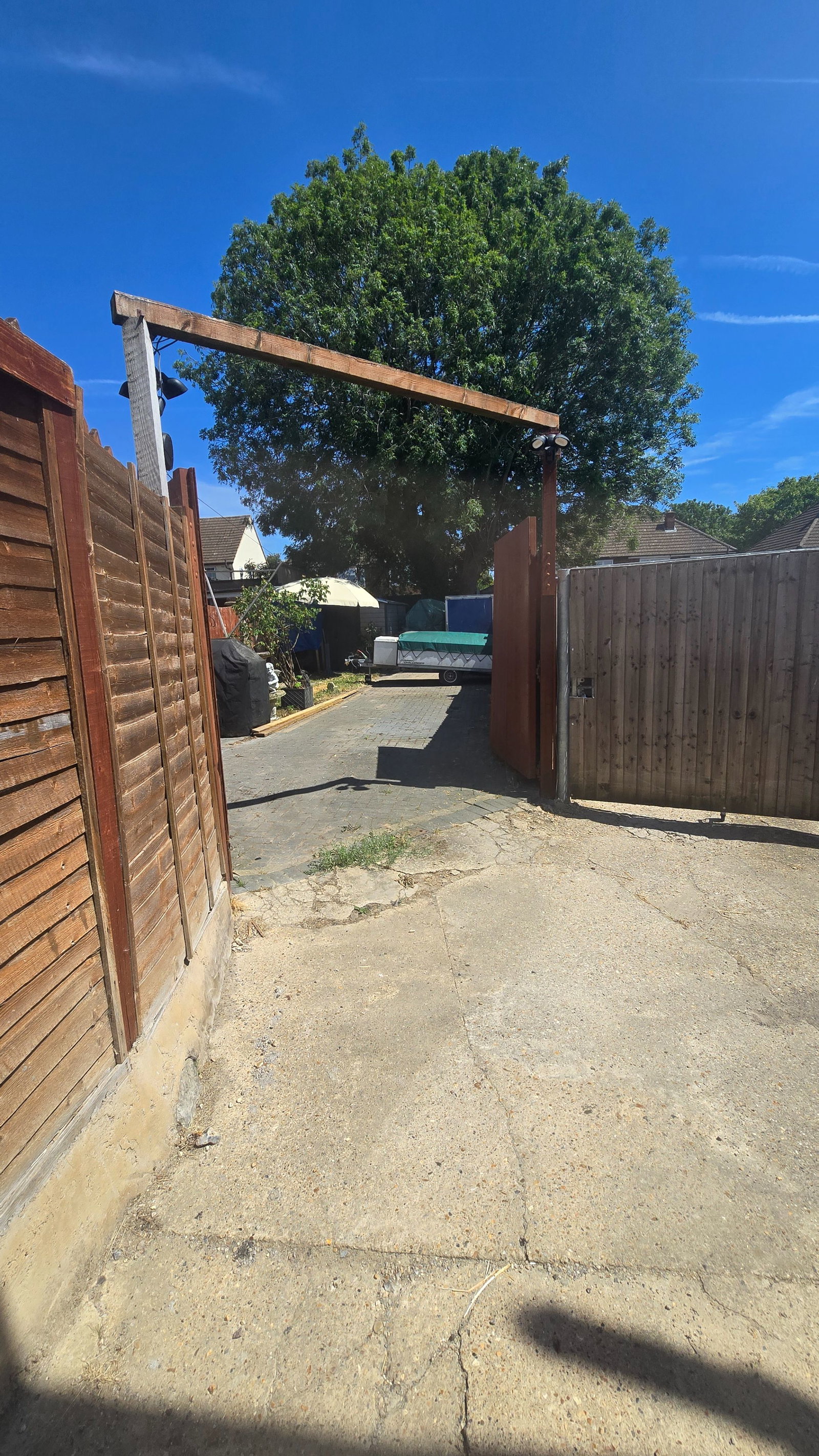 Semi Detached House for sale in Luton, Eighth Avenue, Luton, LU3 3DW