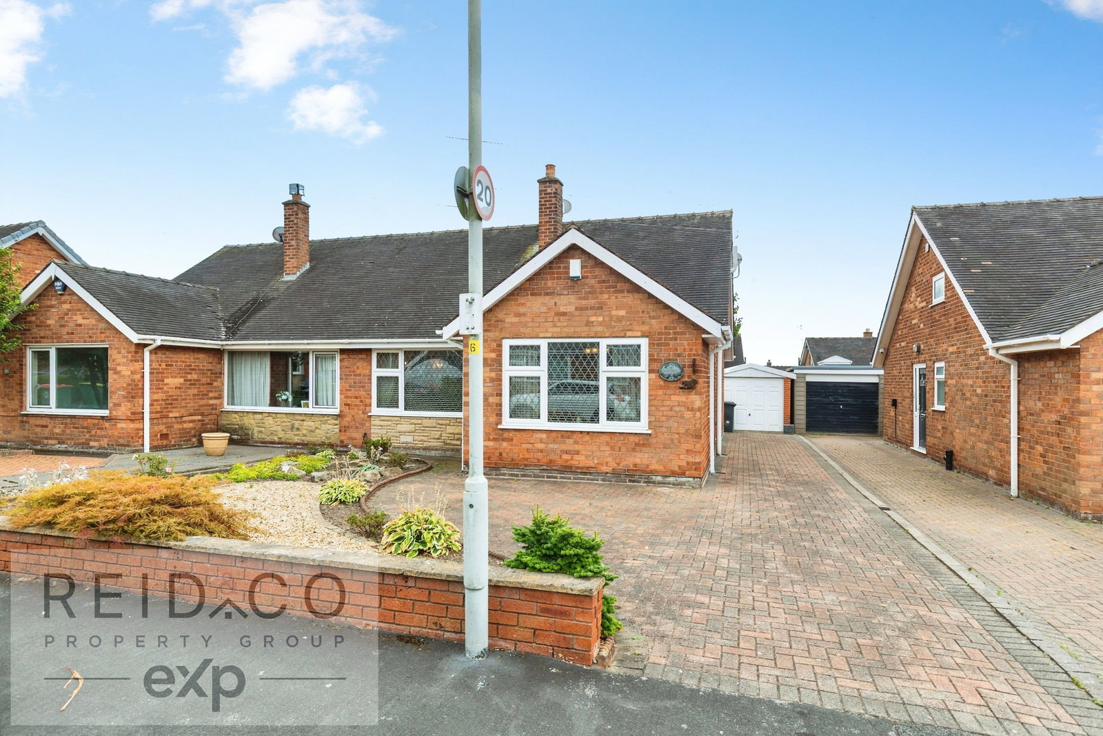 Semi Detached Bungalow for sale in Preston, Hawthorn Crescent, Lea, Preston, PR2 1RD, 979 m²