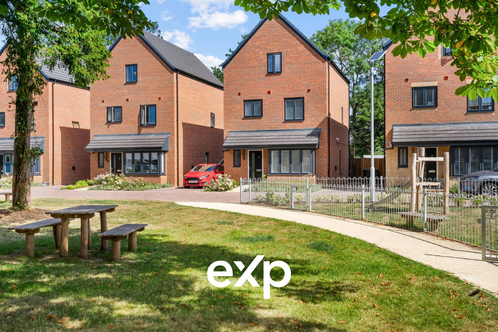 Detached House in Egham