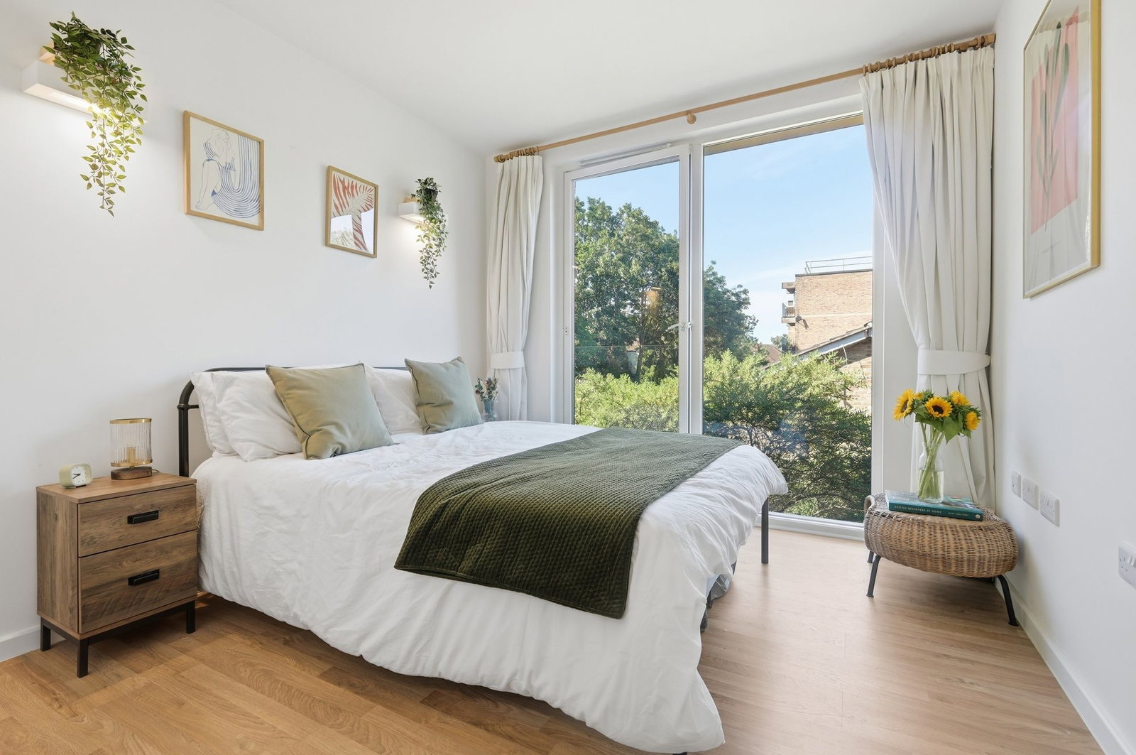 Apartment for sale in London, Mountearl Gardens, Streatham, SW16, 455 m²