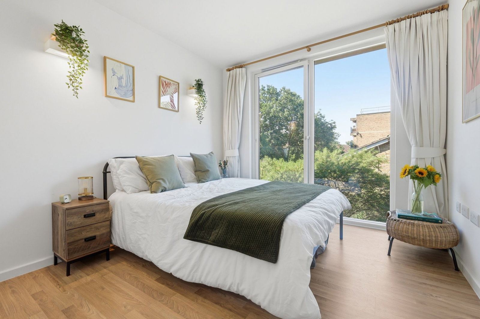 Apartment for sale in London, Mountearl Gardens, Streatham, SW16, 455 m²