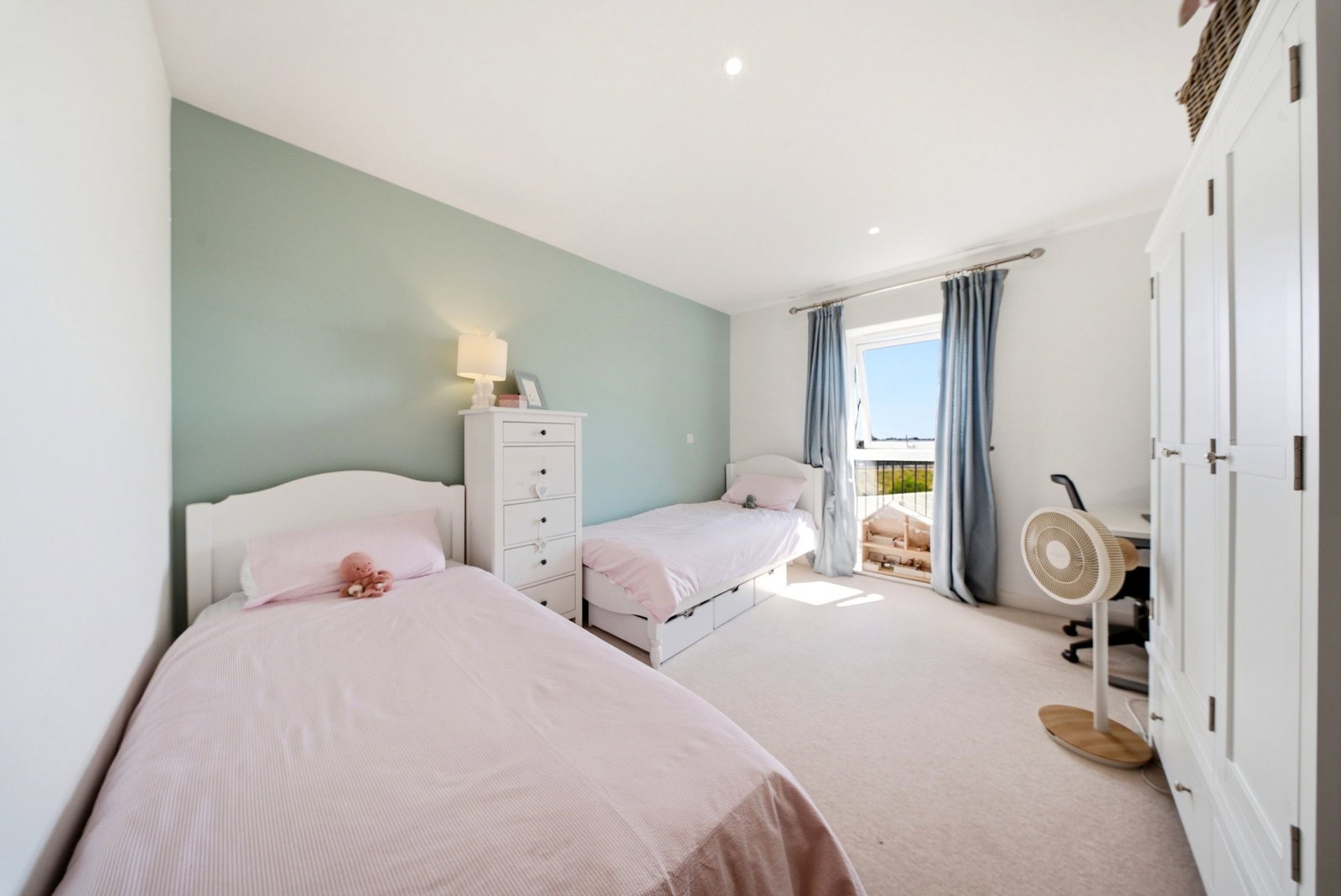 Flat for sale in Stanmore, Royal Court, Howard Road, Stanmore, HA7 1FT, 936 m²