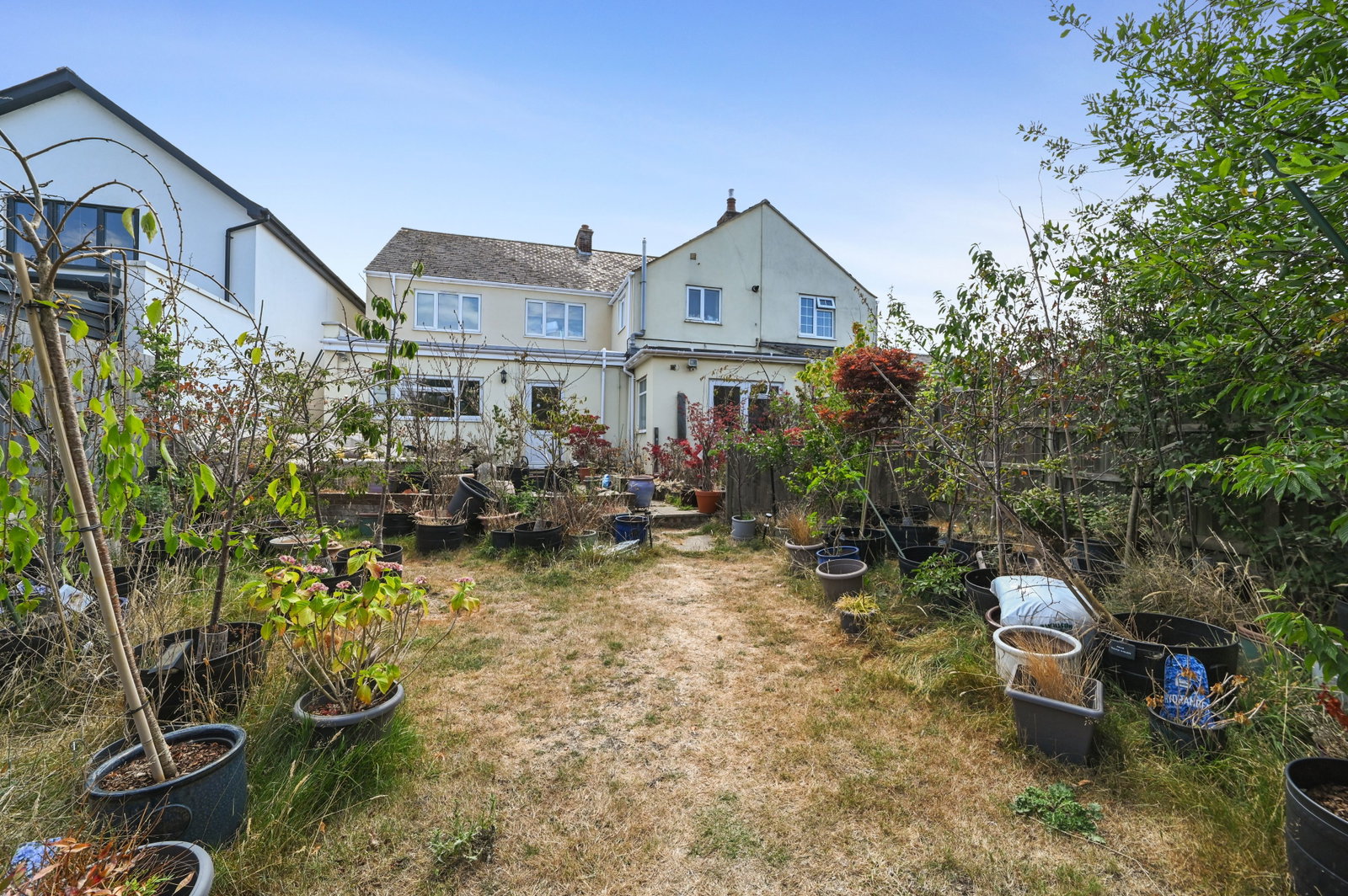 Semi Detached House for sale in Clacton-On-Sea, Thorpe Road, Weeley, Clacton-On-Sea, 2110 m²
