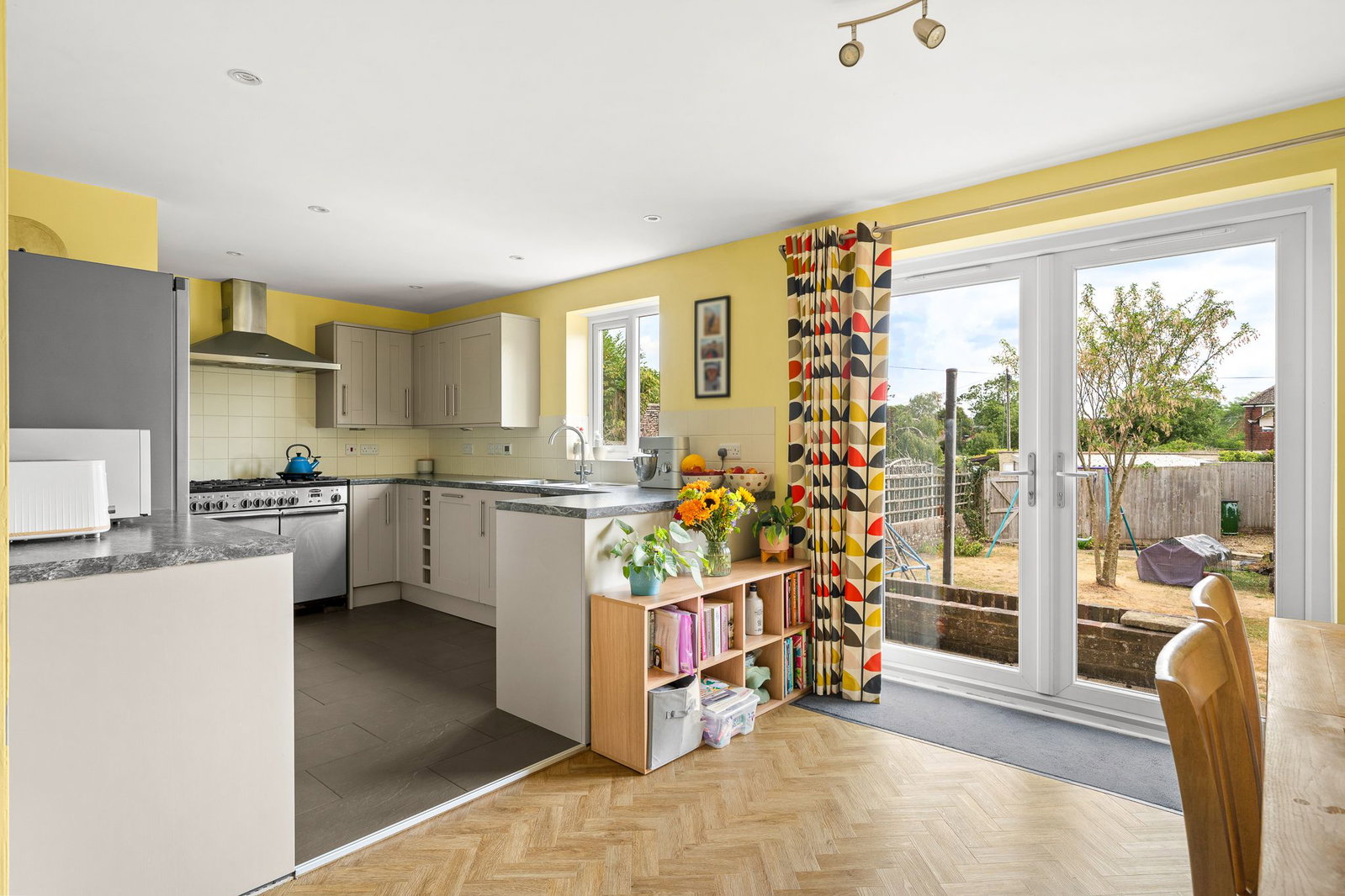 Semi Detached House for sale in Pulborough, Fern Road, Storrington, RH20 4, 1138 m²