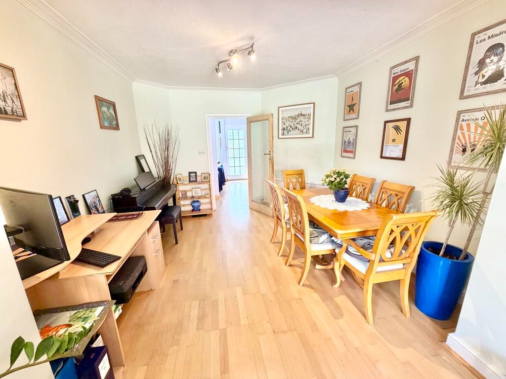Semi Detached House for sale in London, Lewgars Avenue, Kingsbury, London, NW9 8AS